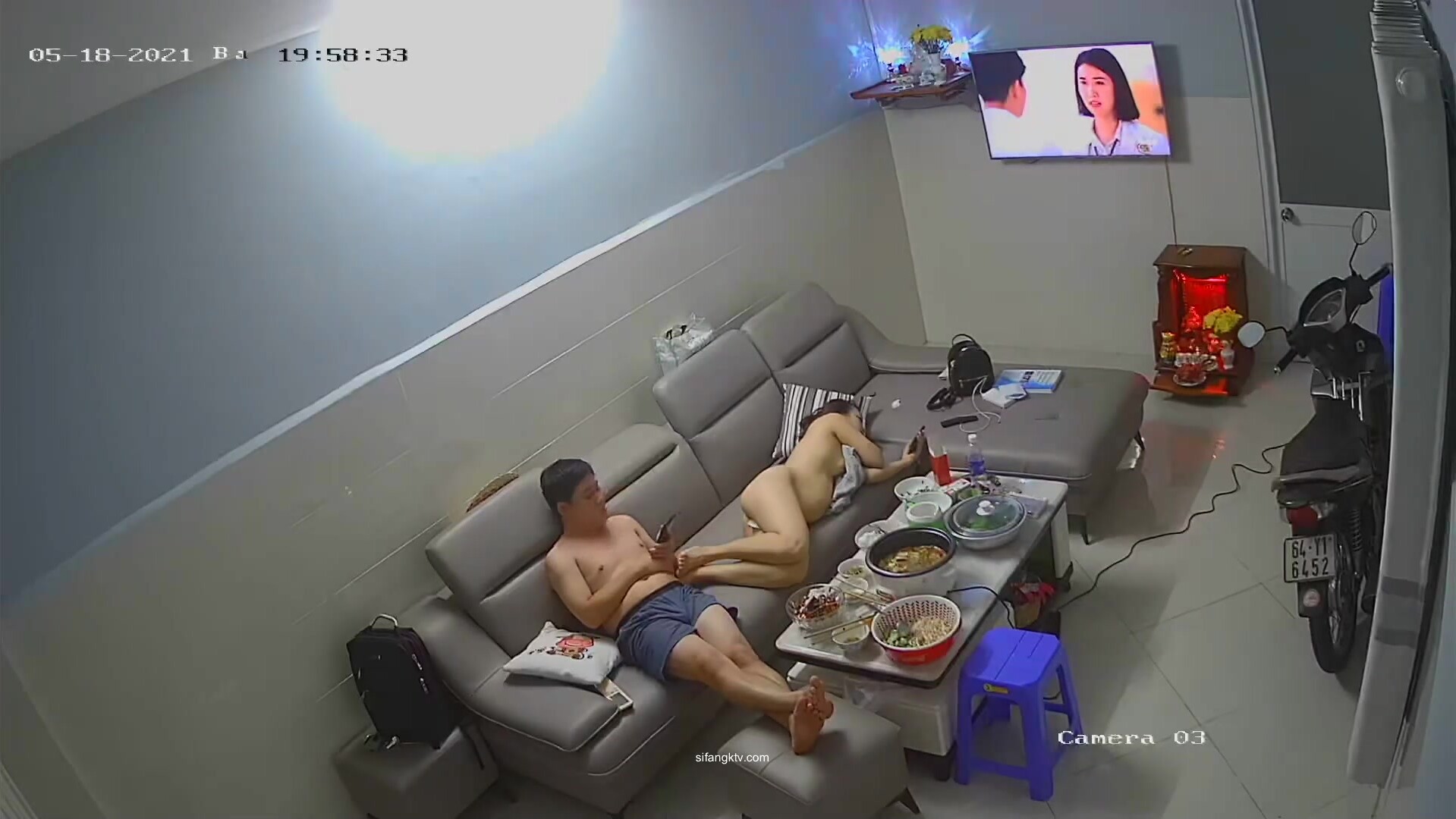 居家攝像頭破解真實偷拍兩口子沙發上脫光激情做愛，媳婦貌似懷孕了慾望很強烈 (3)