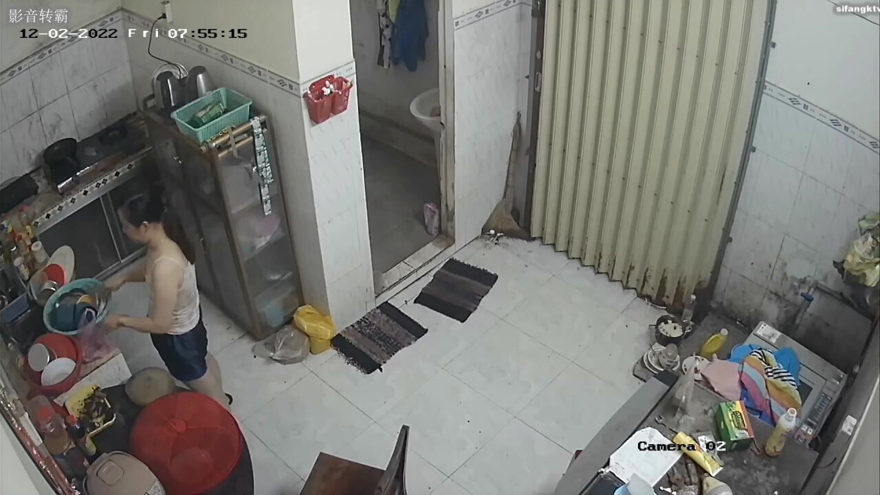 駭客破解出租屋攝像頭 真實偷拍一對夫妻家中裸奔日常生活，老公的蠶蛹雞巴實在是拿不出手 (1)