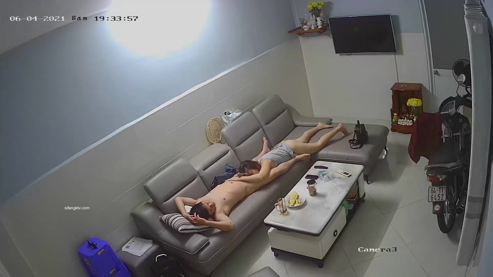 居家攝像頭破解真實偷拍兩口子沙發上脫光激情做愛，媳婦貌似懷孕了慾望很強烈 (1)