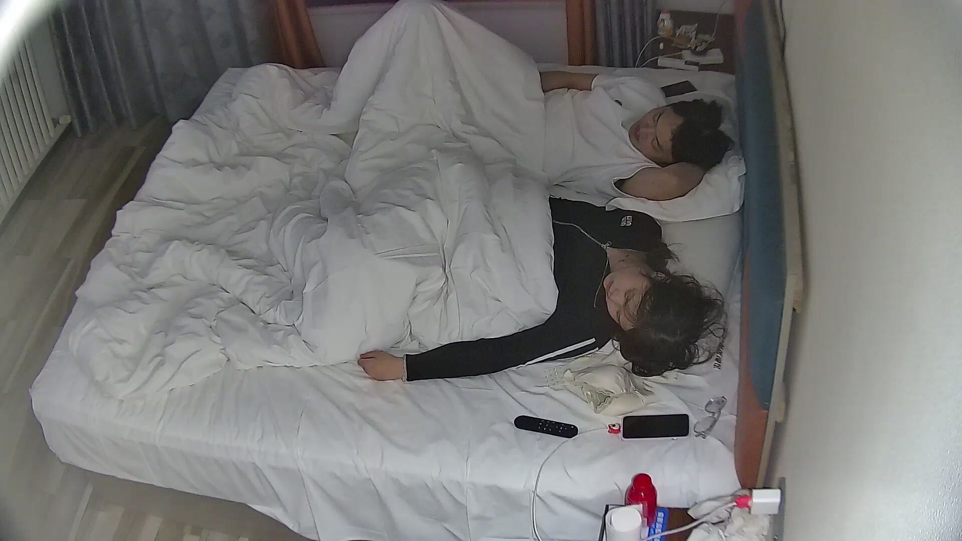 大學城民宿3 又一精品長影片 小哥實力一般 但玩得花呀 想讓女友胸推 一個閃現變口交了 強烈推薦 (3)