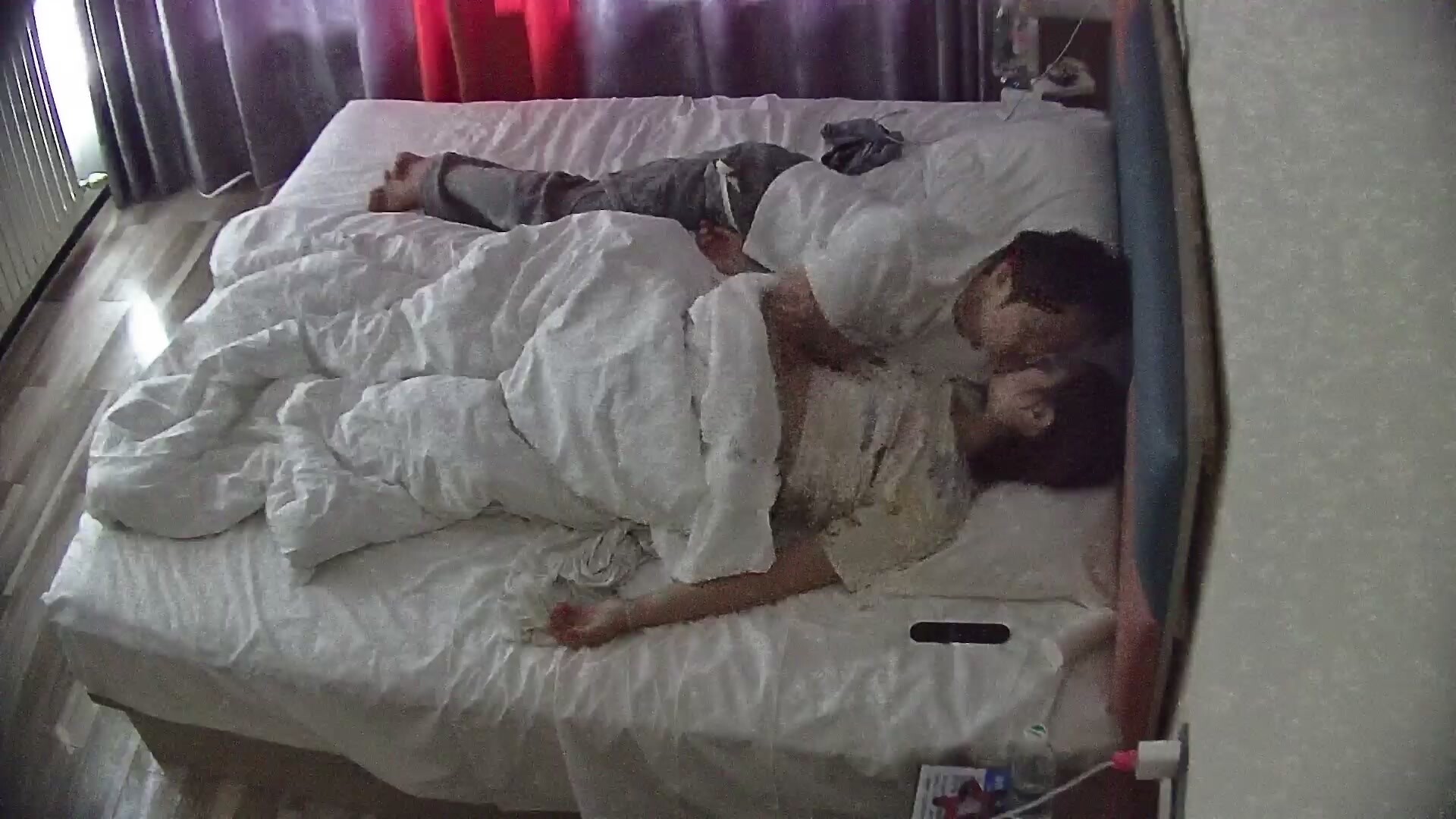 大學城民宿3 又一精品長影片 小哥實力一般 但玩得花呀 想讓女友胸推 一個閃現變口交了 強烈推薦 (5)