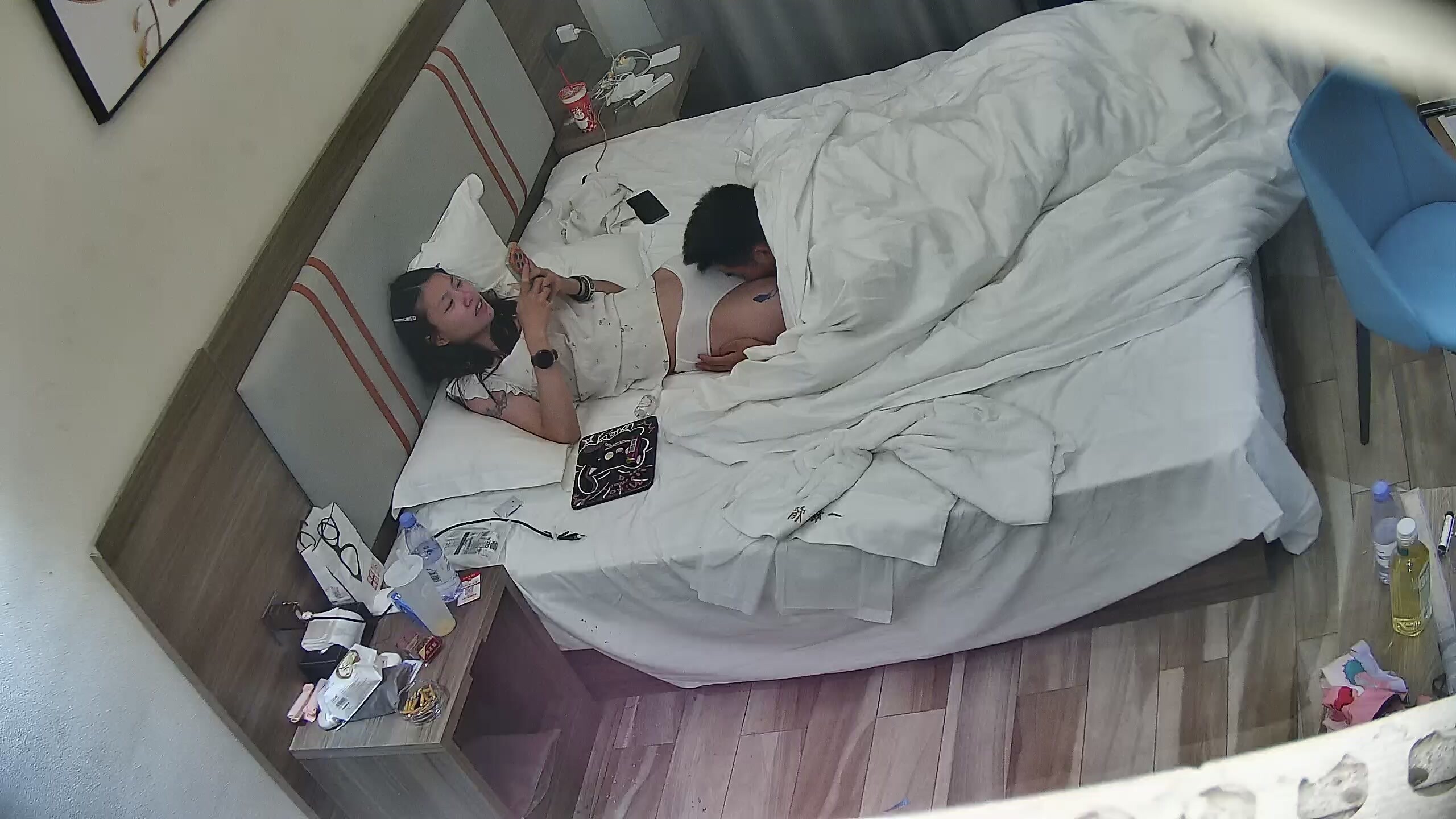 民宿酒店 小情侶連住三天 各種姿勢輪著來操 女人也是社會姐 大面各紋身猶如BUFF加成 男人打樁更賣力 (5)