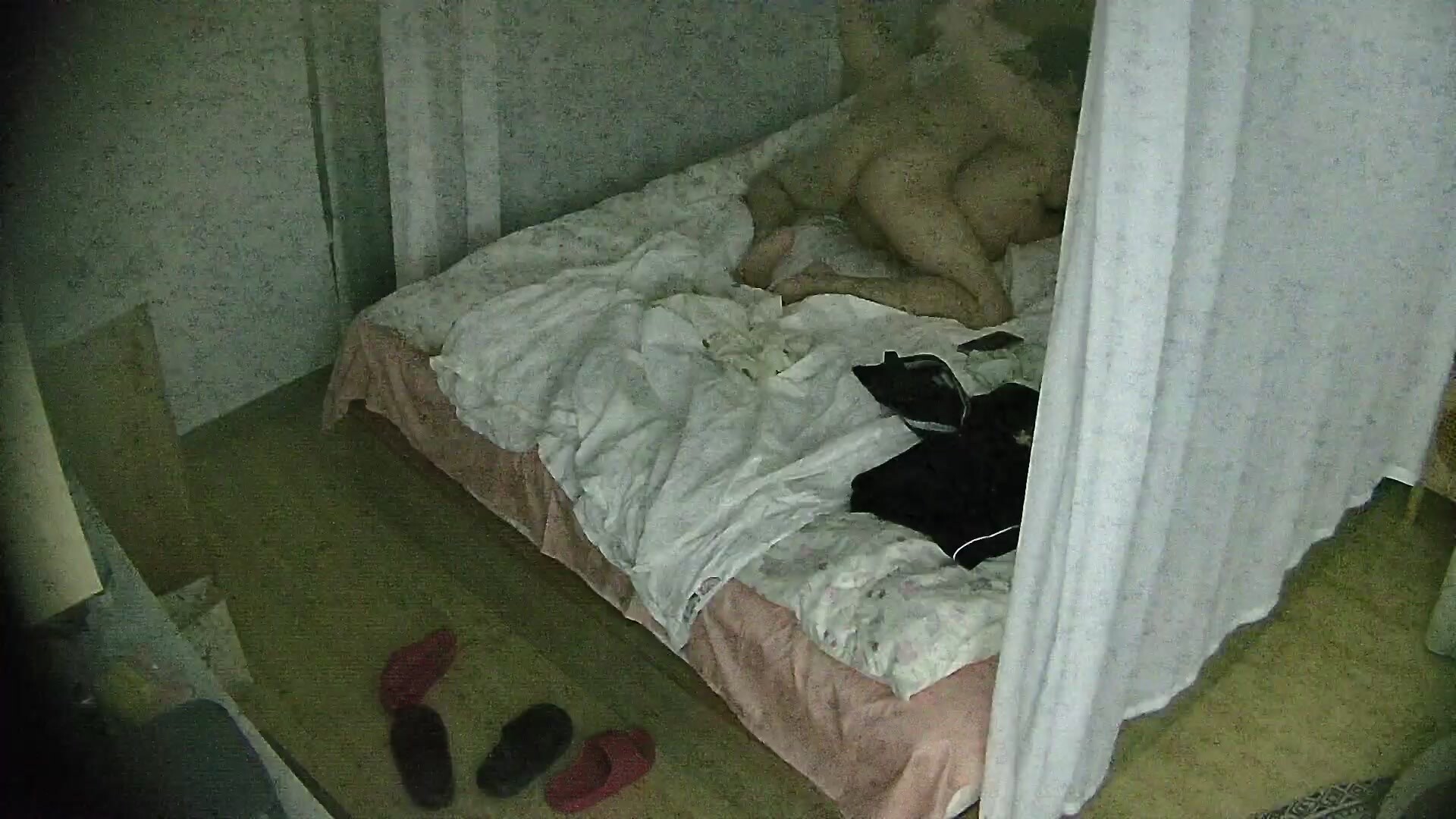 大學城小情侶趁著暑假出來旅遊住店  小夥子態度挺積極的 但一直用手玩逼是個什麼鬼 都沒好好打一炮 (2)