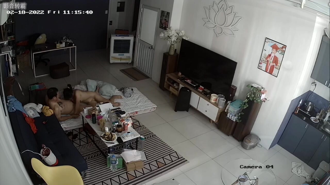 居家駭客入侵偷拍，老公邊玩手機邊摳妻子的下體，騷妻終於忍不住起身口交女上一氣呵成，少婦上位太猛了