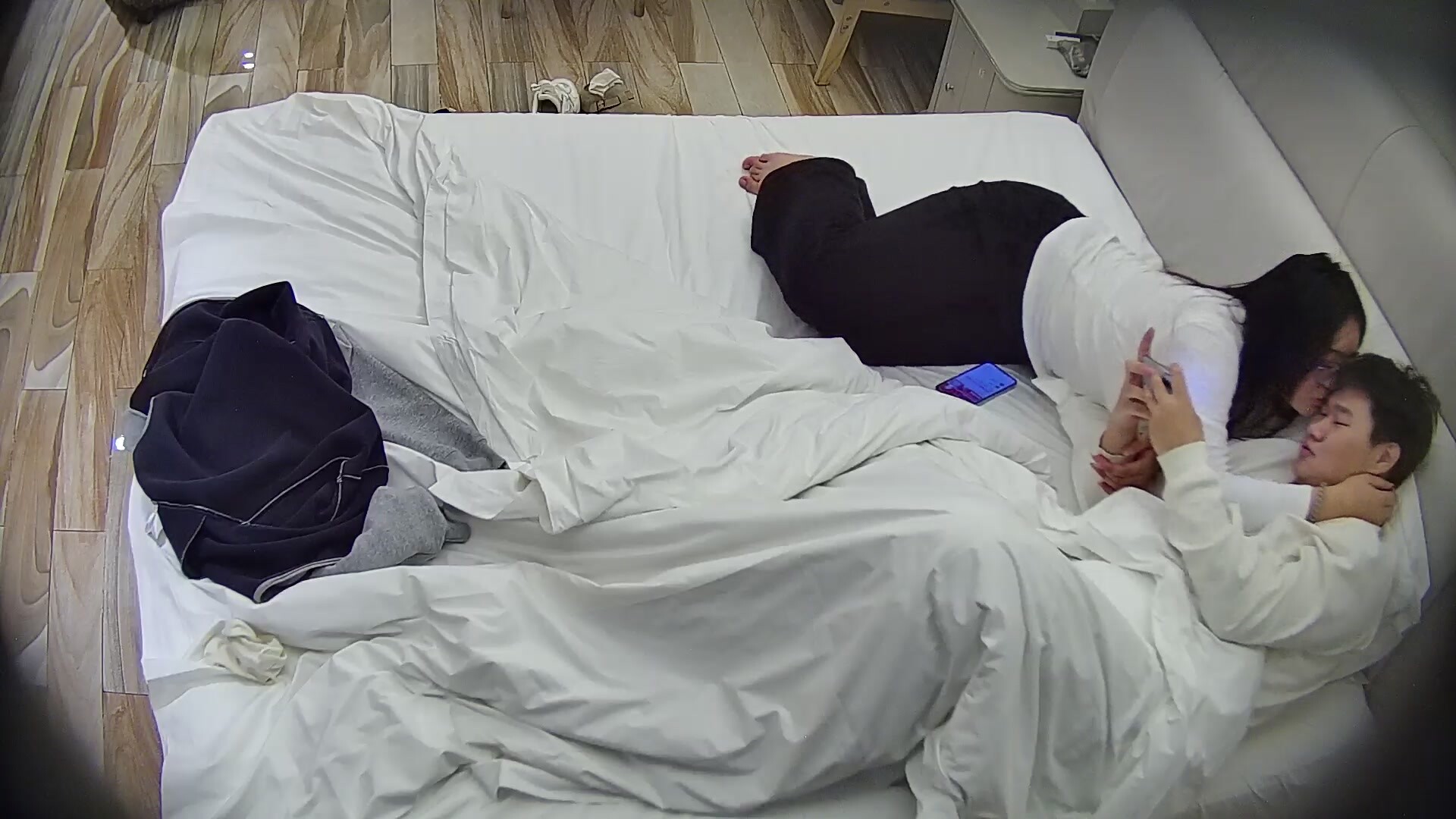 大學城民宿 女朋友戴眼鏡含雞巴是一種什麼體驗 再配上黑絲和漁網呢 哥們雖有福但是射得快呀 (1)