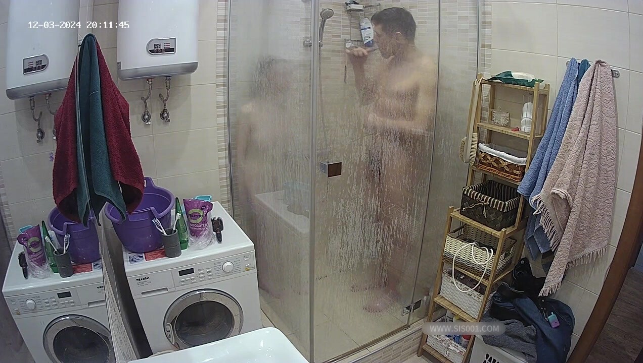 浴室日常偷拍 最萌身高差的小兩口喜歡在浴室洗鴛鴦浴 順便打個水炮 在透明玻璃浴室裡幹有種別樣的刺激 (3)