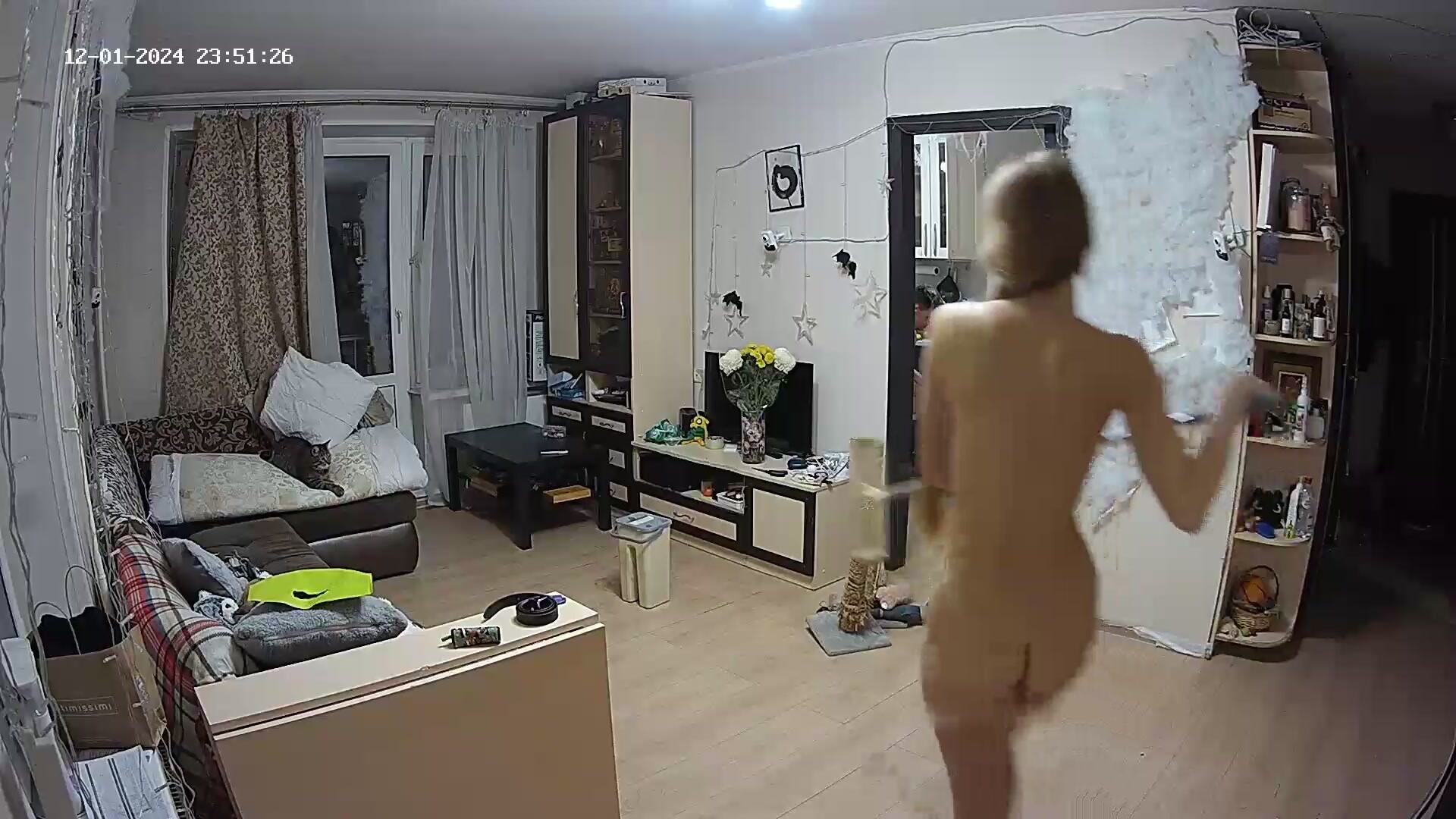 國外夫妻的居家日常 小兩口在家都不帶穿衣服的 男人在裡面玩電腦看手機 女人全屋搞衛生 全是生活氣息