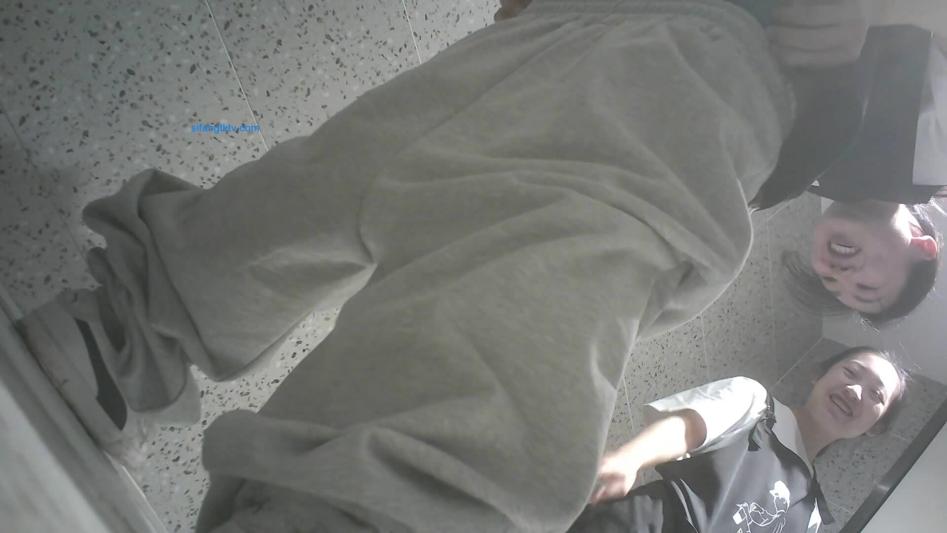 酒店女廁全景偷拍眾多的美女各種極品嫩鮑魚完美展示 (2)