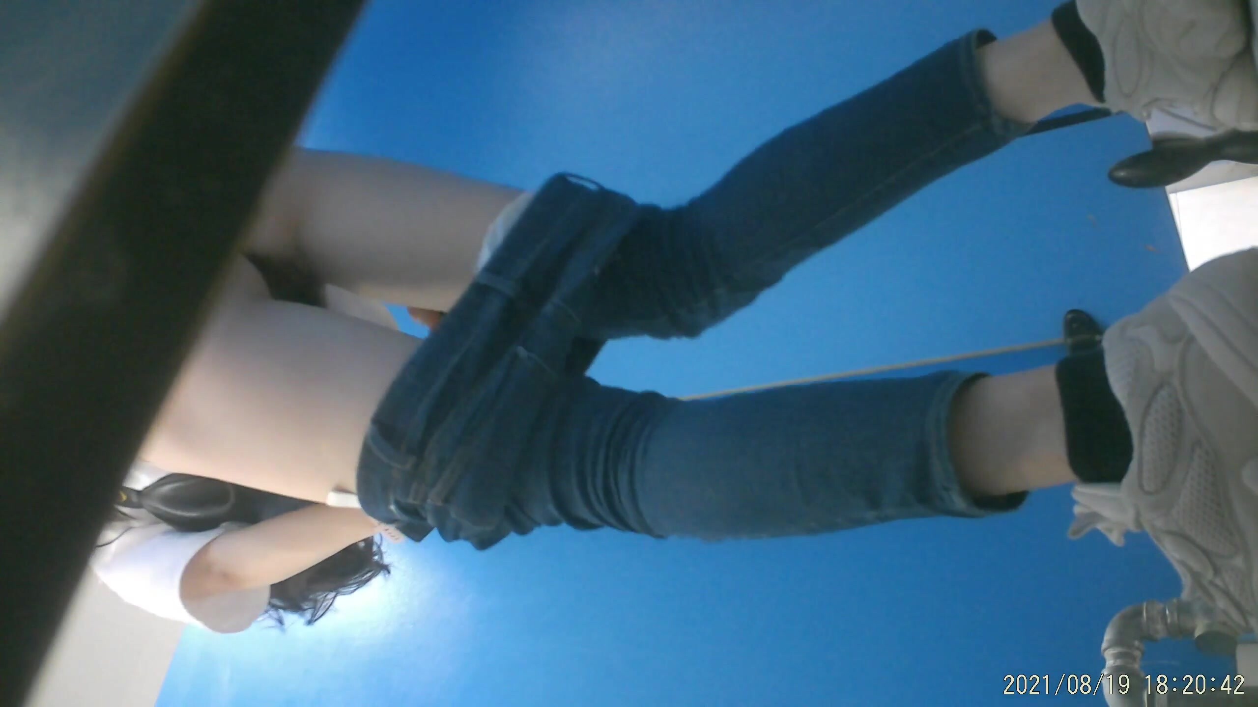 藍色隔板女廁全景偷拍幾位高顏值美女噓噓還有兩位女神級的小姐姐人美B嫩 (2)