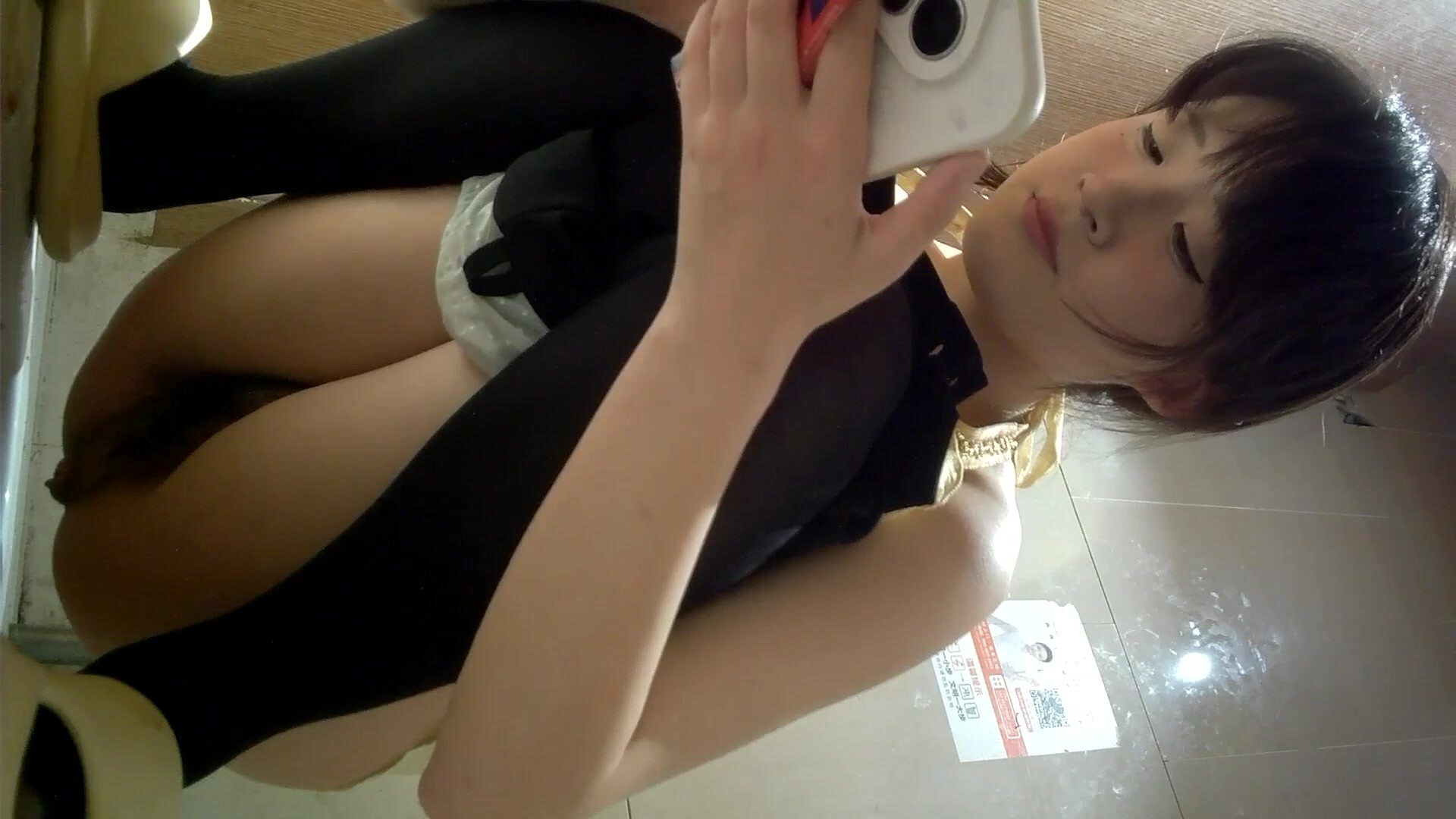 十月流出酒吧女廁全景偷拍黃衣長襪妹妹拉稀撒尿黑衣無毛一線天尿完都不用擦 還嘔吐