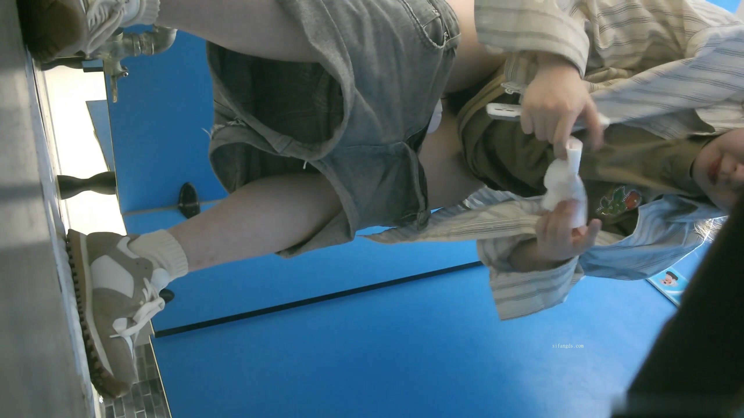 藍色隔板女廁全景偷拍幾位美女噓噓女神級的小姐姐登場