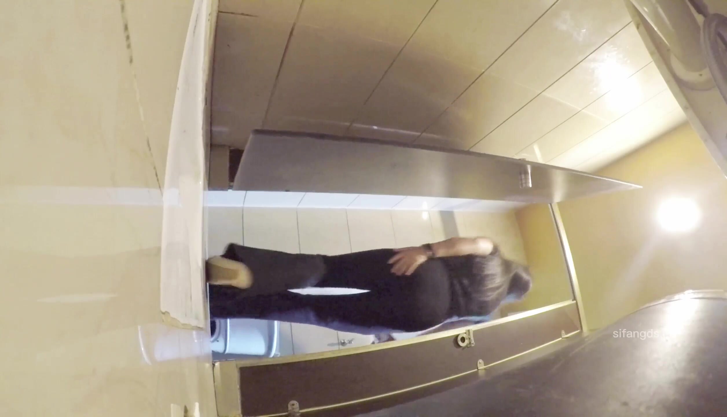 最新流出廁拍大神給KTV送啤酒偷偷潛入女廁偷拍坐檯小姐尿尿開叉裙美女的奇芭內褲難道要用手接尿