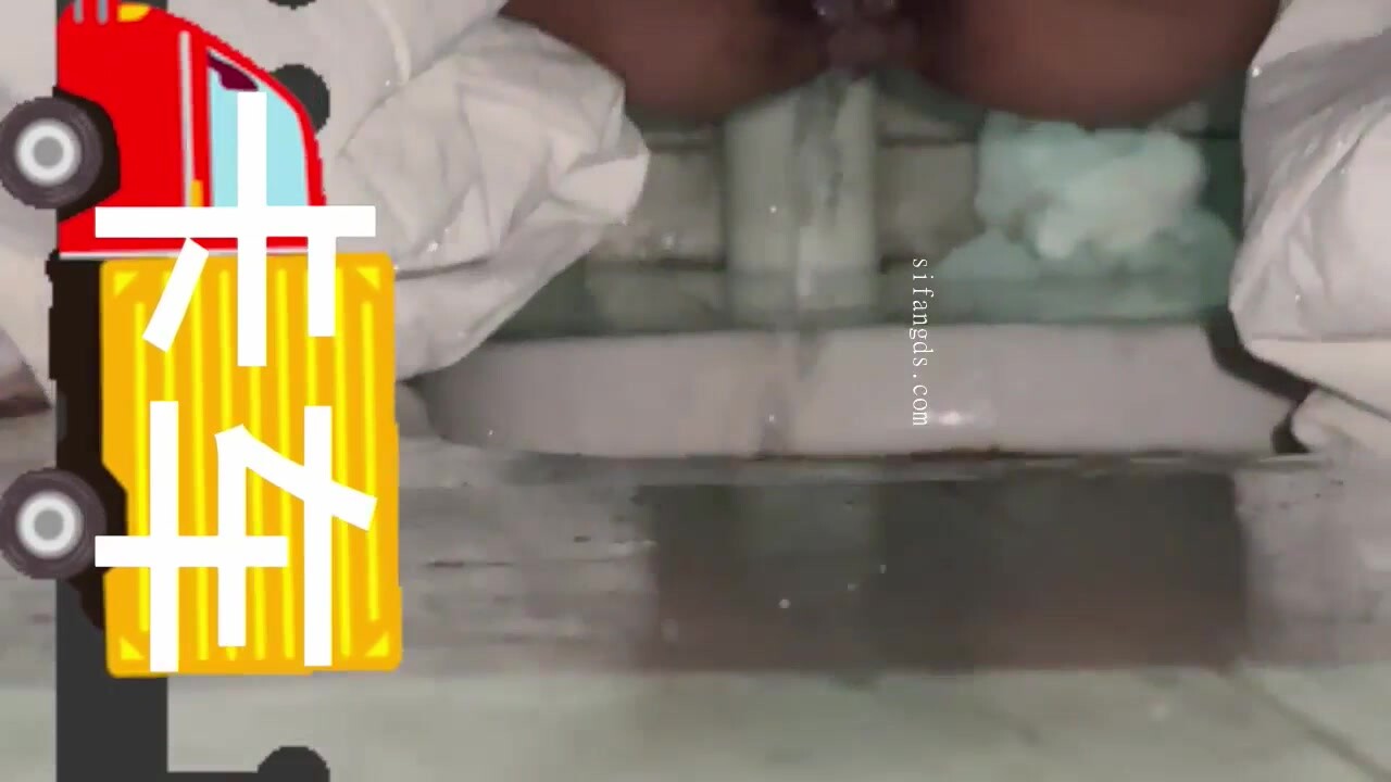 十月最新流出廁拍大神卡車手持闖拍電影院女廁近視角偷拍幾個年輕妹子尿尿