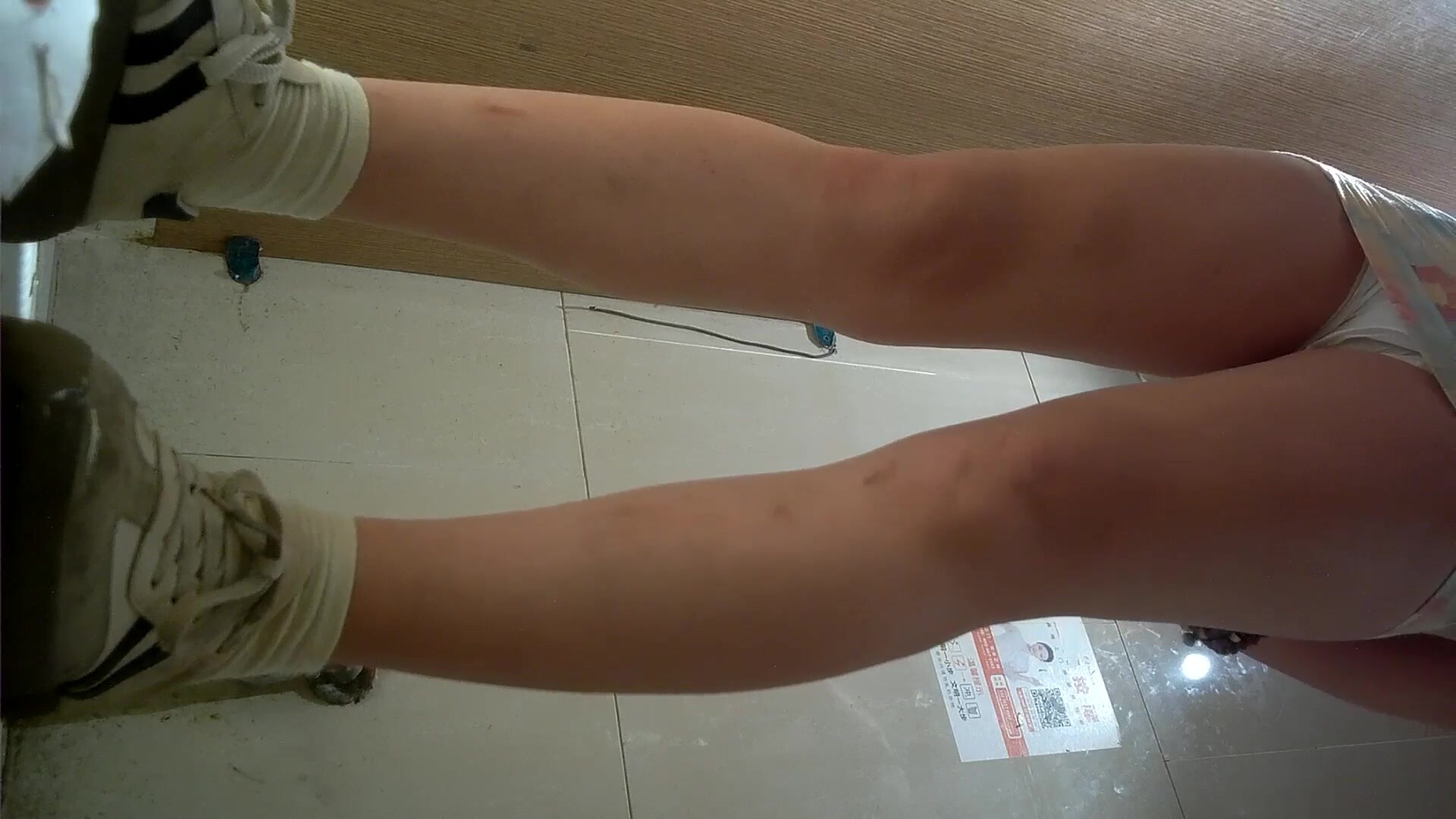 十月流出精品酒吧女廁全景偷拍美女尿尿牛仔褲妹子往逼裡塞跳蛋是不是很飢渴