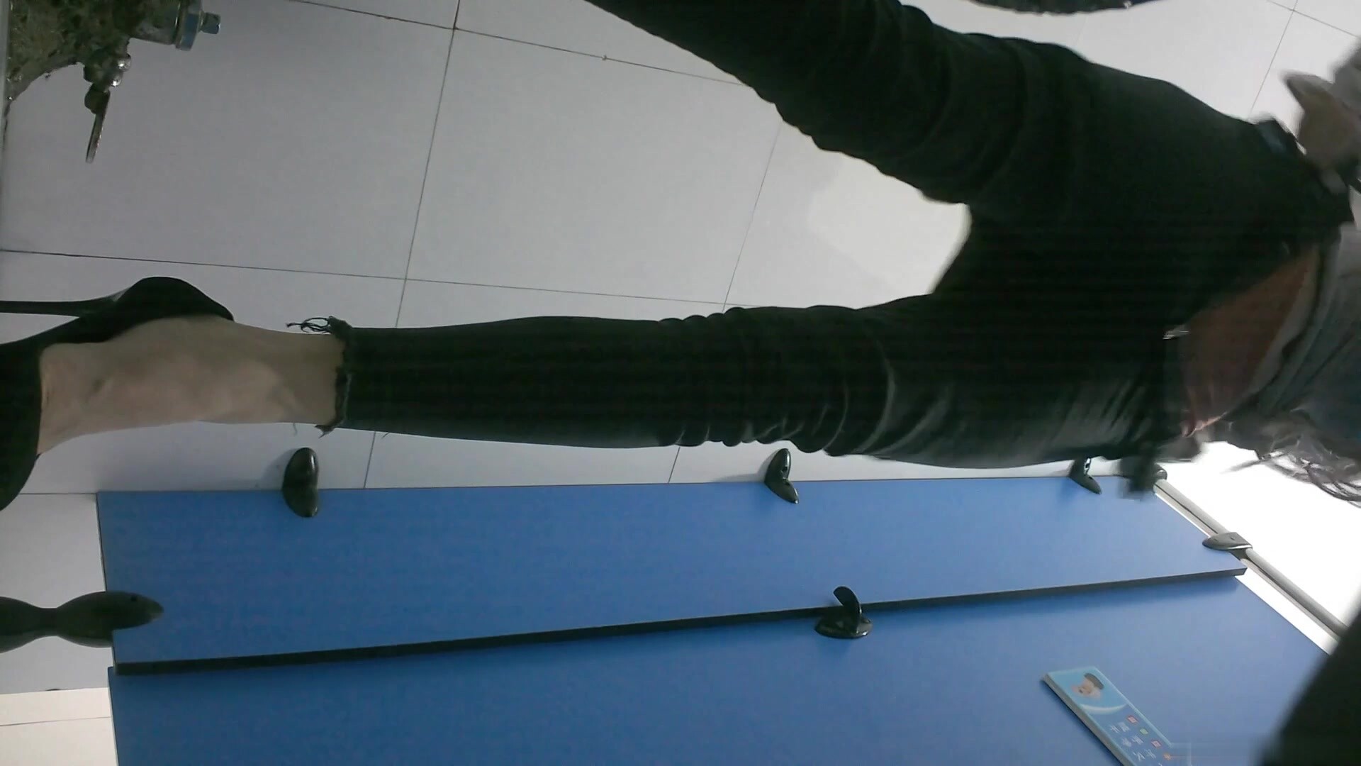 藍色隔板女廁全景偷拍高跟大波浪女神小姐姐的極品小嫩B邊尿邊看自己的騷B