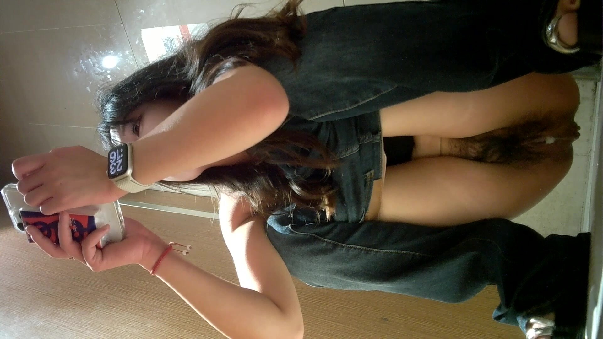 十月流出酒吧女廁全景偷拍漂亮牛仔褲小姐姐拉屎超多白帶流出