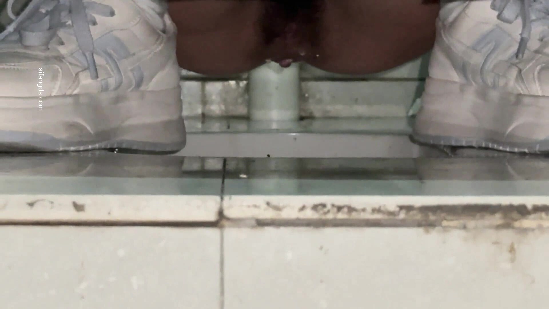 十月最新流出大神手持闖拍貌似電影院女廁偷拍美女尿尿其中幾個性感高跟美女