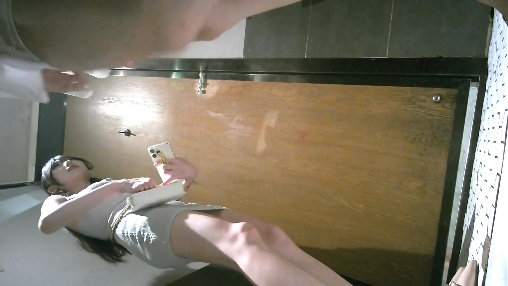 十月最新流出大神潛入酒吧女廁高畫質後拍一塊上廁所的極品閨蜜