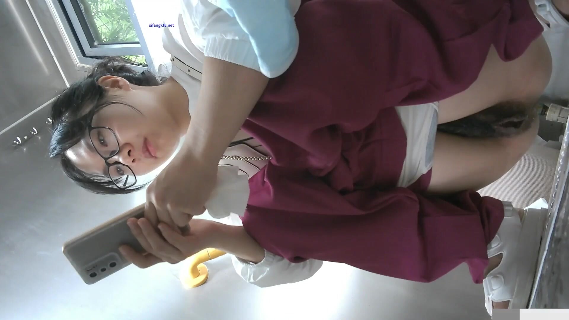 路邊公廁全景偷拍多位美女少婦噓噓各種極品美鮑魚完美展現