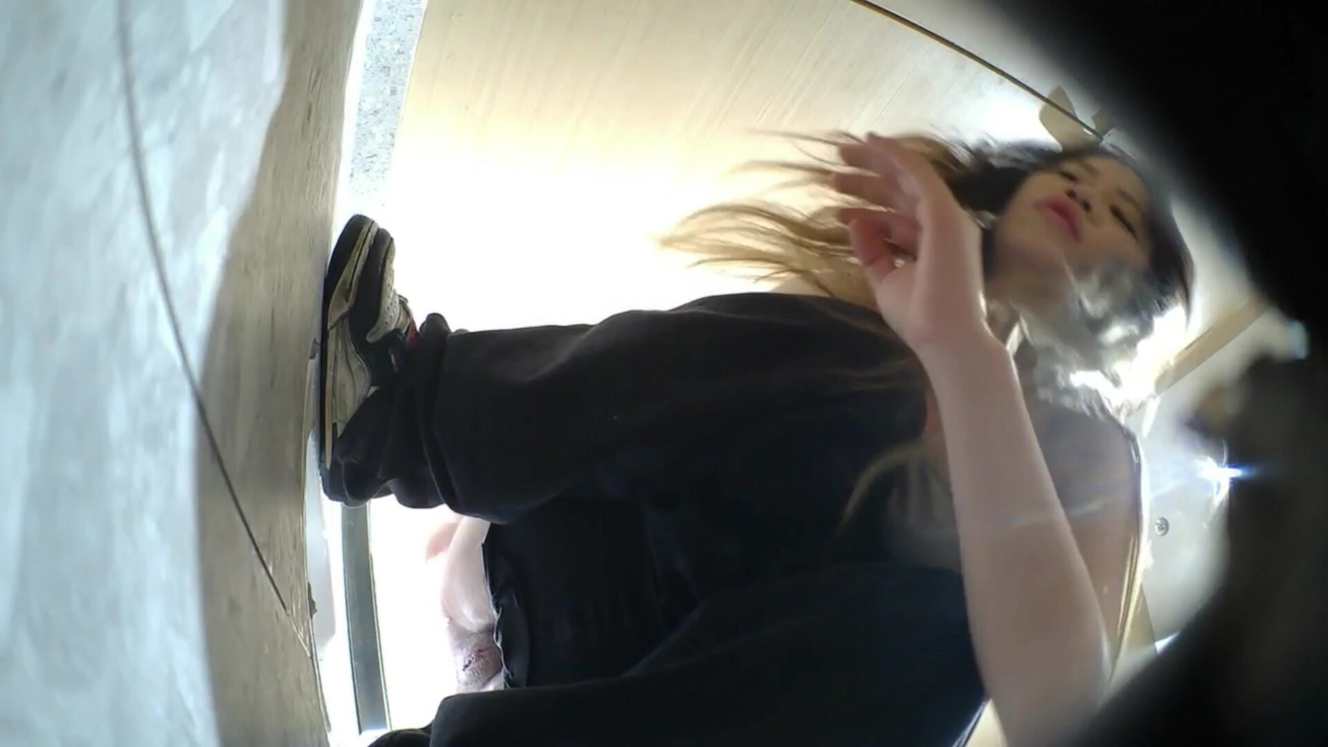 酒店大堂女廁高畫質偷拍逼毛颳得很乾淨的背心妹子快拉褲子上了飛快跑進廁所拉粑粑