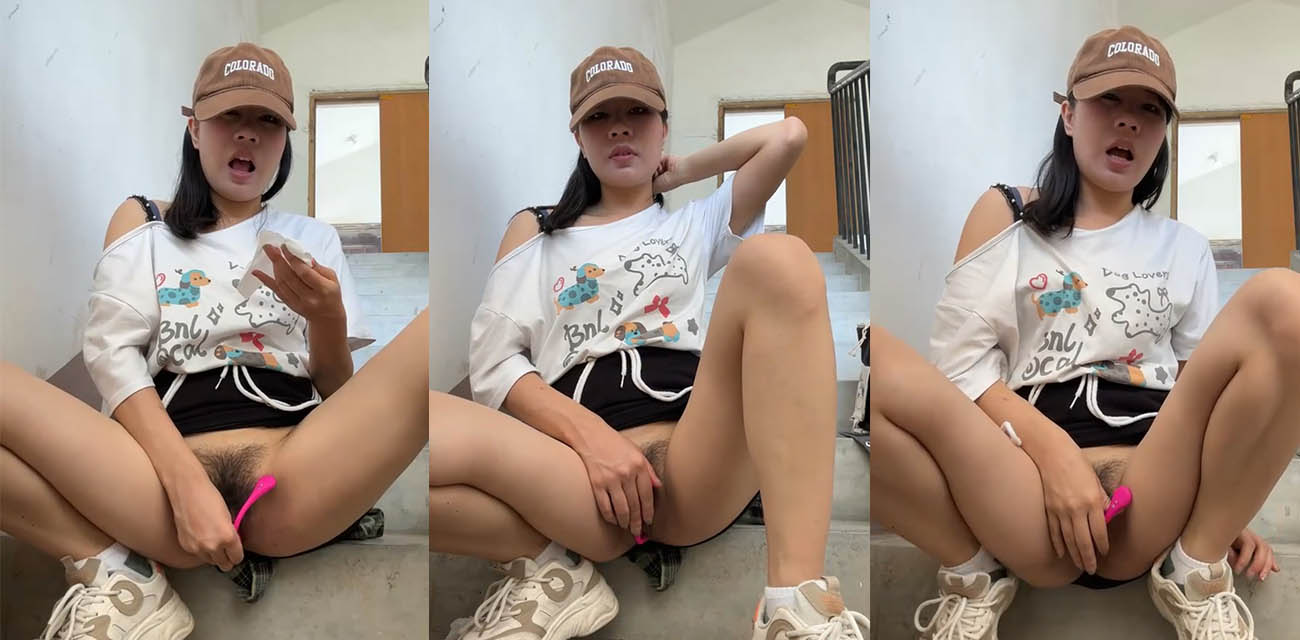 新晉主播 titi99770 樓道露出自慰影片流出 粉嫩小穴道具狂插 高潮噴水地板濕 全程透浪叫不止！