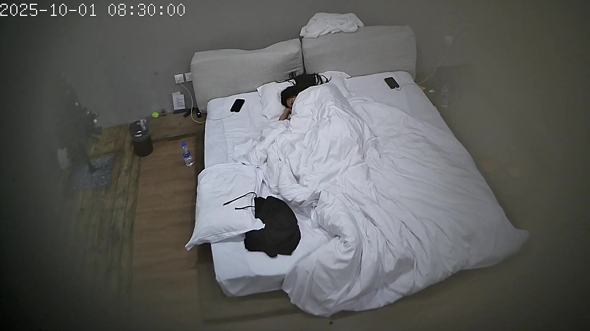 上帝視角 青年小夫妻玩得開 口交 69都來 還自己拍照留念 興致高昂的時候站起來操  最後射美女一身 (6)