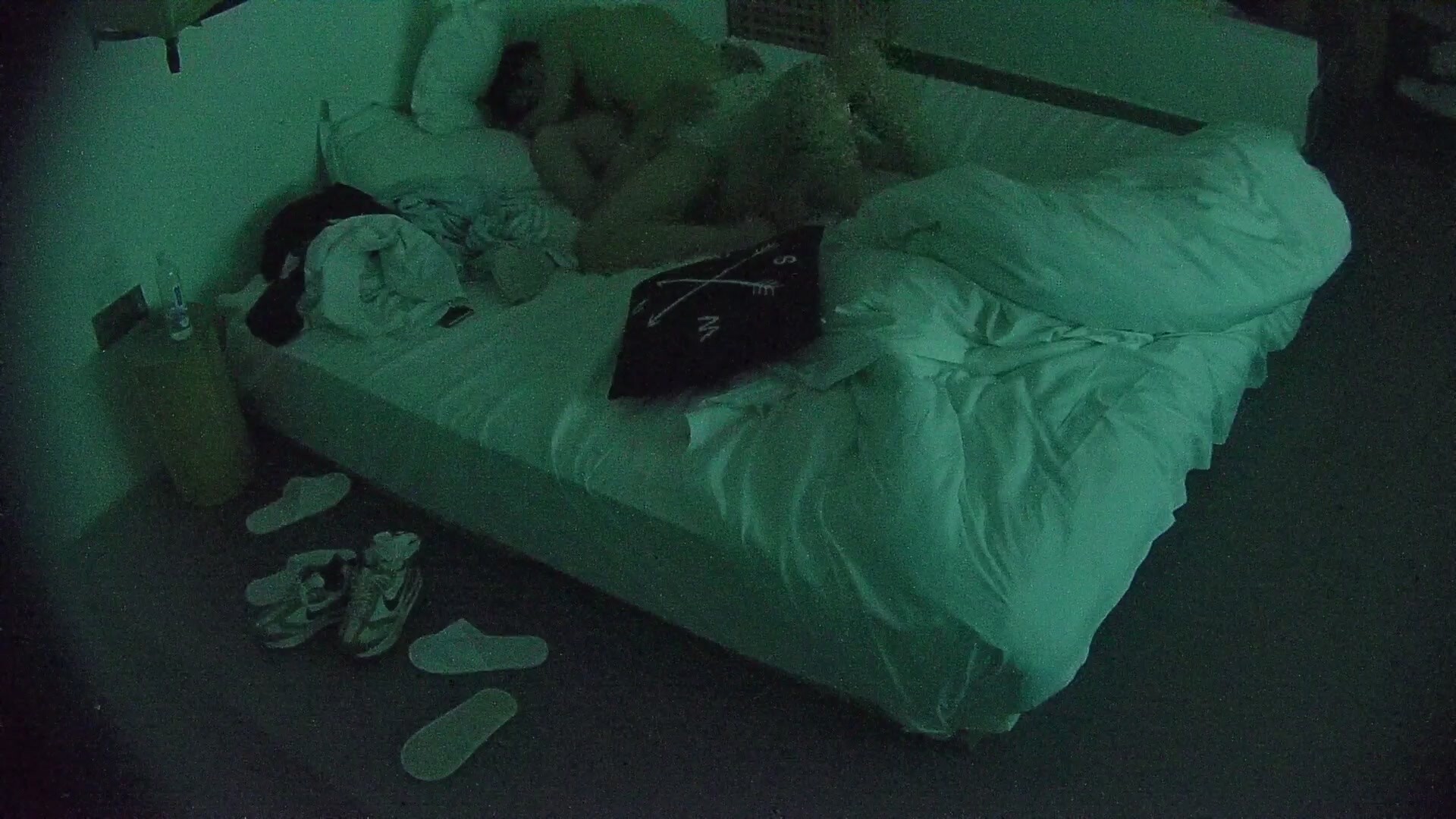 大學城 條紋衣服小美女的胸真大 還很挺  躺下都那麼明顯的飽滿 但男人似乎沒找到亮點 就知道操逼 (1)