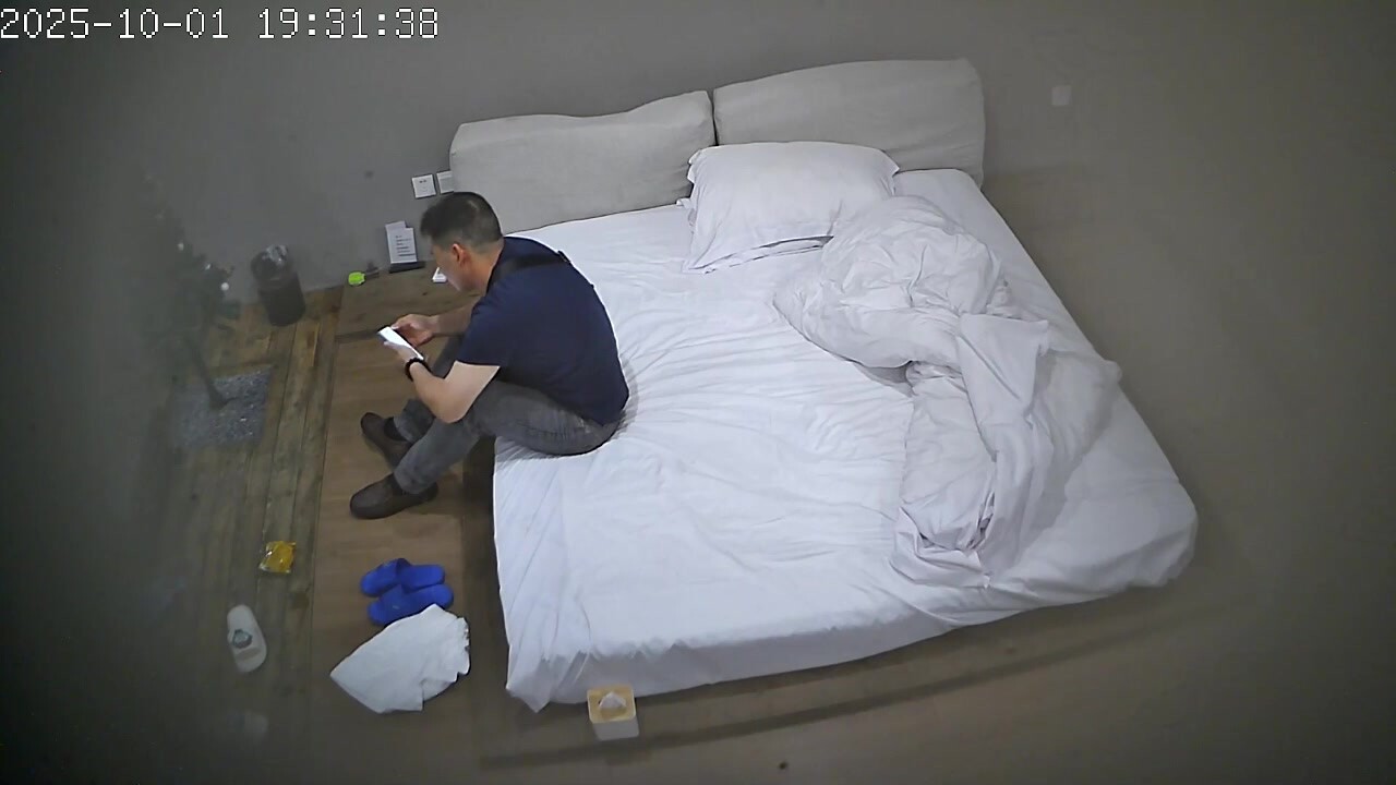 上帝視角 身材苗條的少婦跟大哥住店 屌看著不小啊 少婦口交好自然 最後把屁股翹起來操 挺新鮮的 (3)