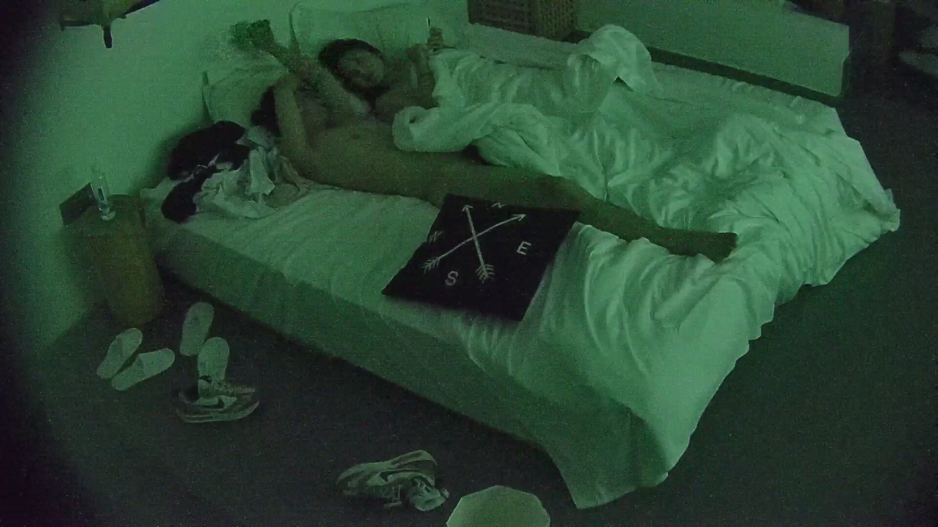 大學城 條紋衣服小美女的胸真大 還很挺  躺下都那麼明顯的飽滿 但男人似乎沒找到亮點 就知道操逼 (2)