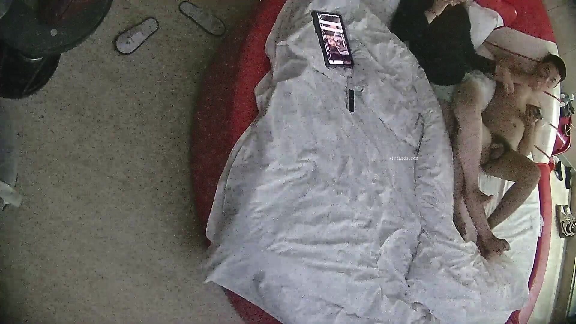 流出酒店情趣圓床偷拍猴急小夥把眼鏡御姐範女友黑絲扒開一半就迫不及待插入