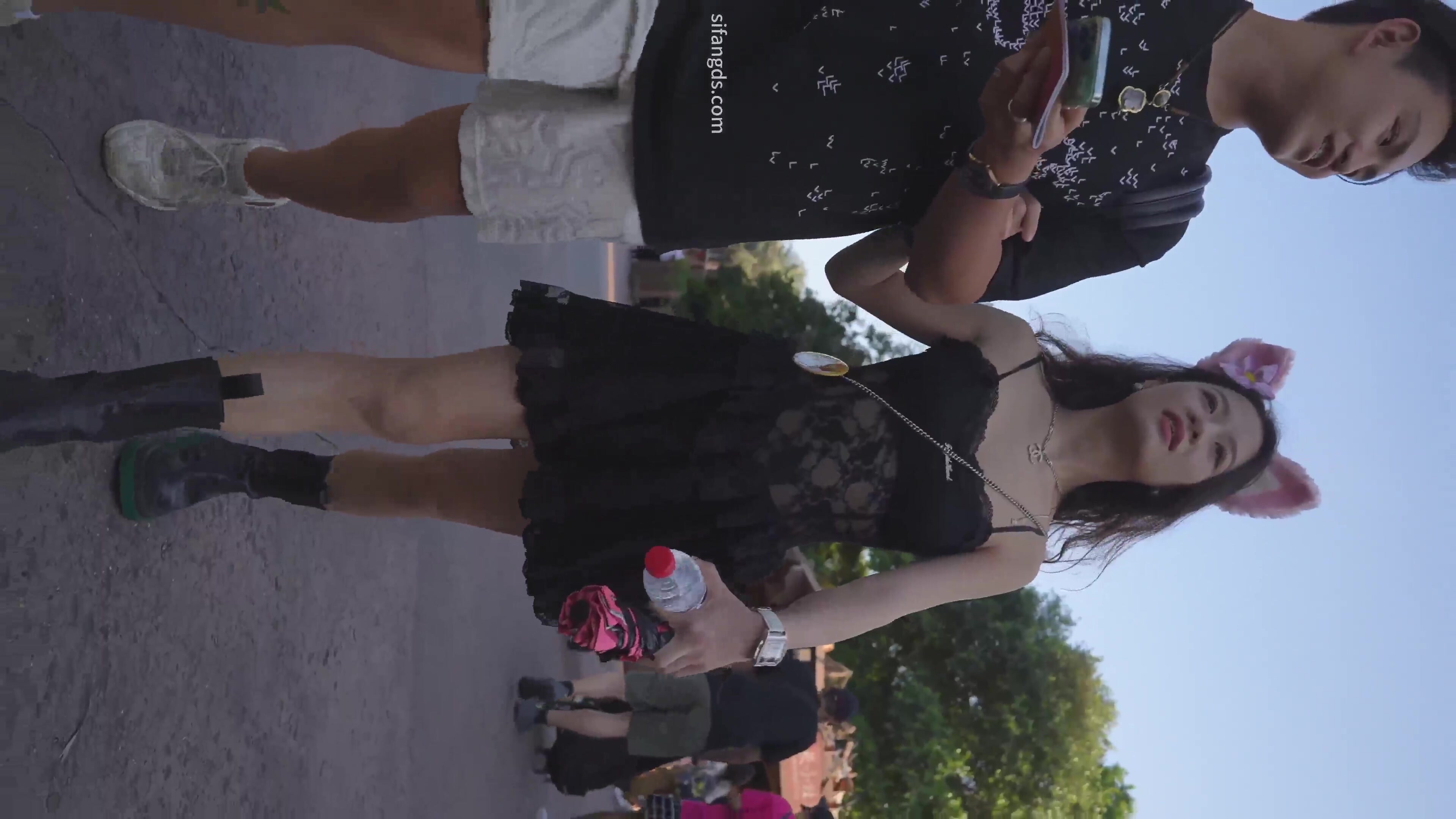 Banana cat系列大神尾隨偷拍美女裙底風光外表很騷的美女果然穿著丁字褲