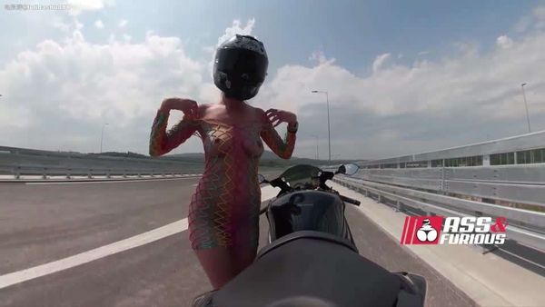 大屁股戶外露出，摩托車上自慰