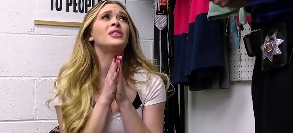 大胸小偷林賽·李因從商店偷東西而讓她的陰部充滿精液