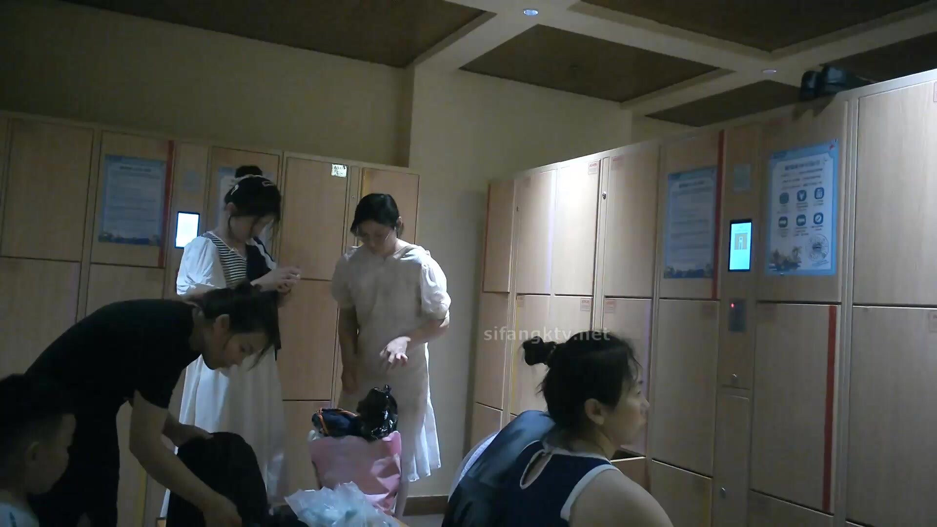 新流出大神潛入水上樂園更衣間四處遊走偷拍把毛巾裹在頭上樣子有點搞笑的美女身材還不錯