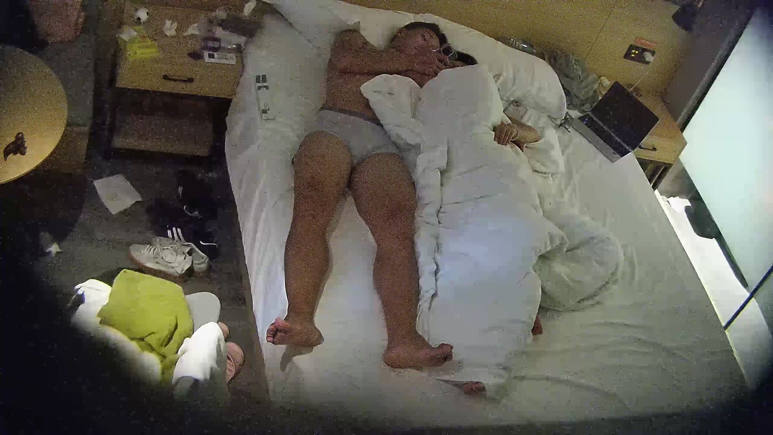 大學城民宿 大哥和媳婦吃了個泡麵就上床了 剛躺一會就開始了摸了 大哥性致很高 梅開二度還內射 (3)