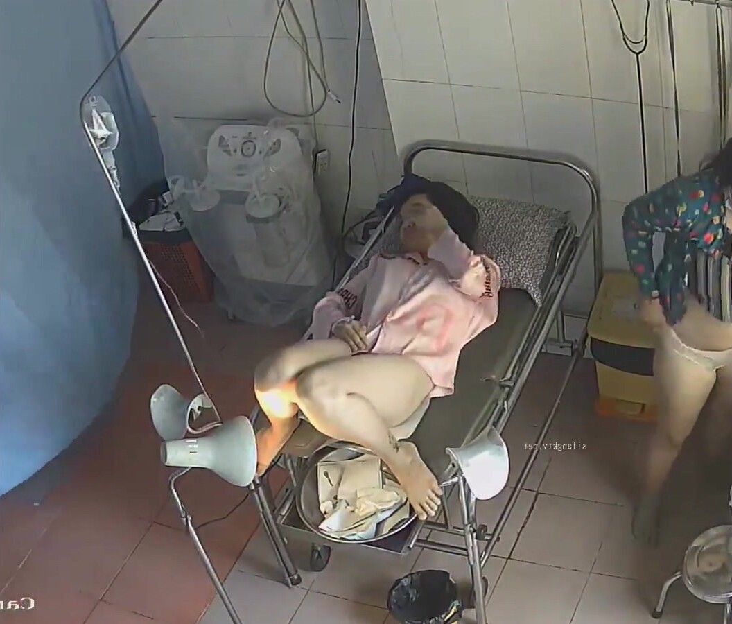 《仁愛醫院監控破解》真實記錄姐姐陪著妹妹來做陰道內窺鏡檢查