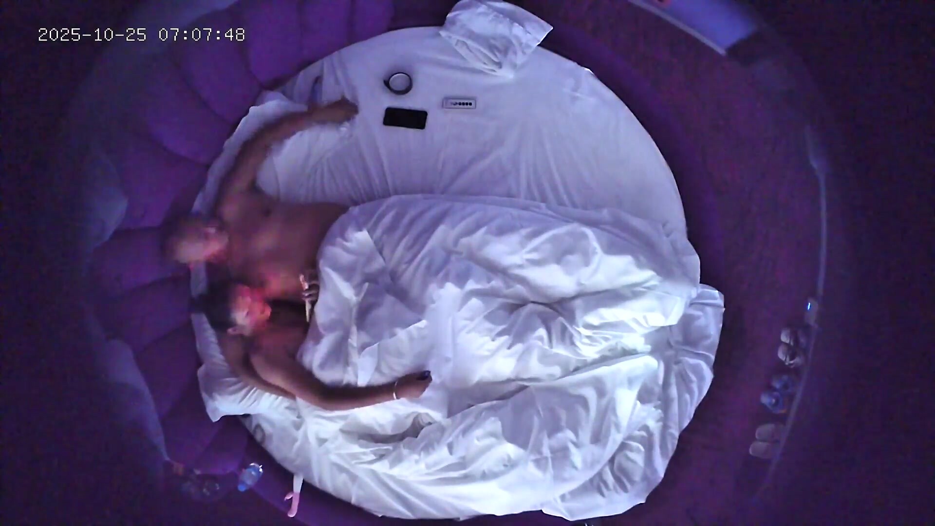 新流出情趣酒店高畫質偷拍光頭社會男和女友開房玩的花舔腳捆綁花式做愛