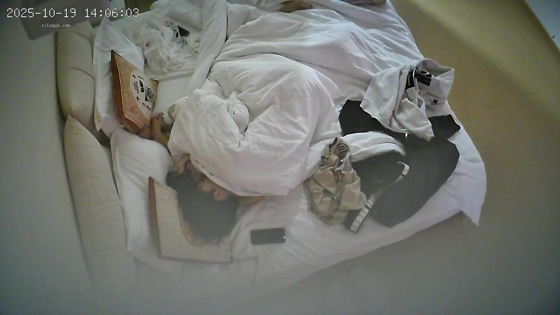 流出大學城民宿酒店偷拍嬌小可愛洛麗塔妹子被男友扒開褲子無套外射