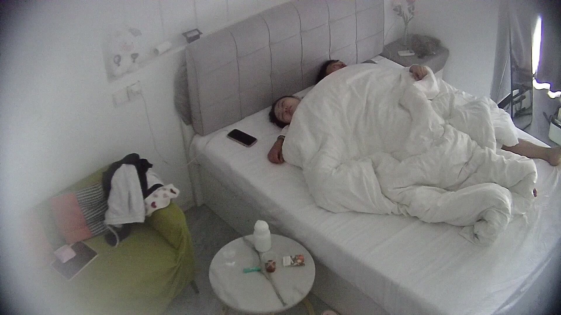 最新流出酒店偷拍連續三天開房的顏值情侶國風睡衣和黑絲女僕輪流切換的美女叫床呻吟好聽 (1)