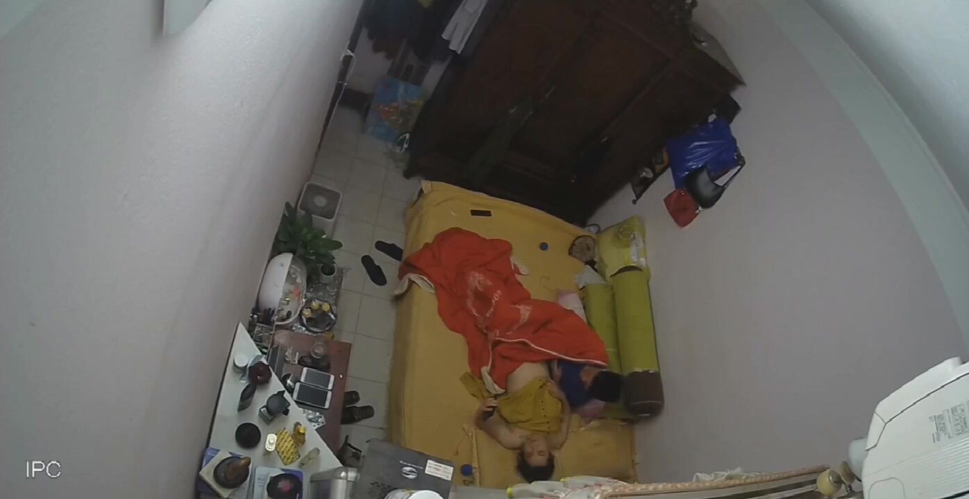 《居家攝像頭破解》真實記錄肌肉猛男也不頂用和美女老婆啪啪一分鐘就完事老婆非常的不爽