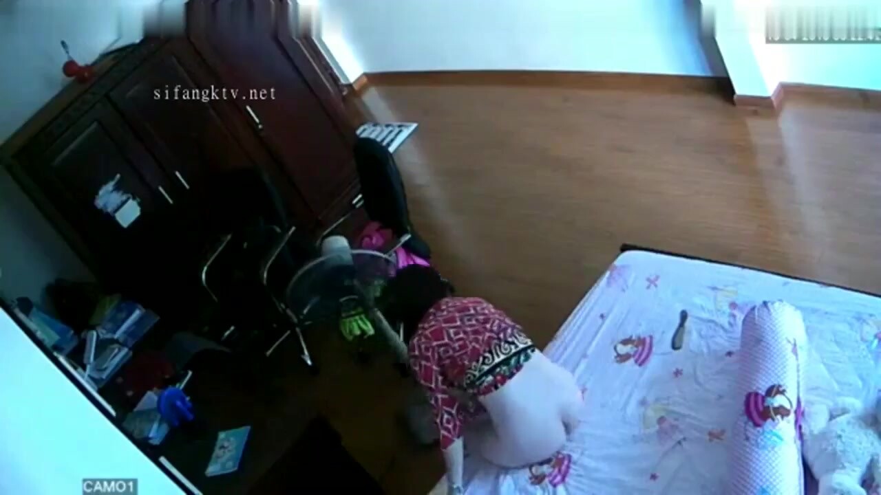 駭客破家庭網路解攝像頭監控偷拍漂亮少婦還在打電話就被老公 摁住一頓操
