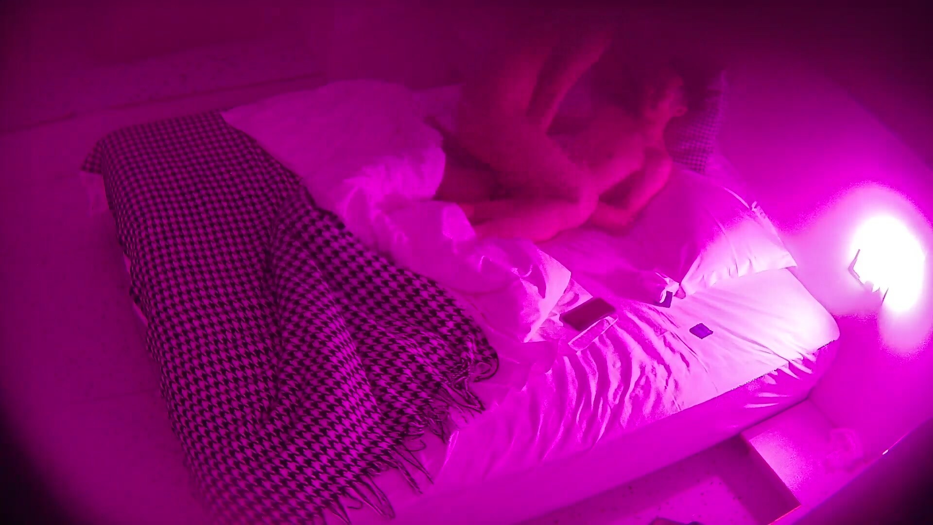 大學城民宿 這都成了妓女團伙的專屬炮房了 又是妓女接客的一天 現在少了毒龍和胸推 可能錢沒給夠 (1)