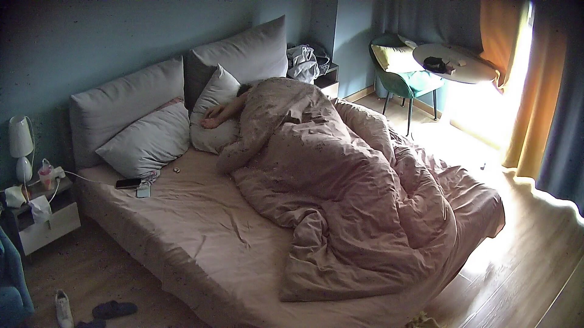 公寓酒店 鄰家小妹戀愛系的一對情侶 女的戴眼鏡很斯文 一來就往床上去 男的哪裡能忍 直接開操 (2)