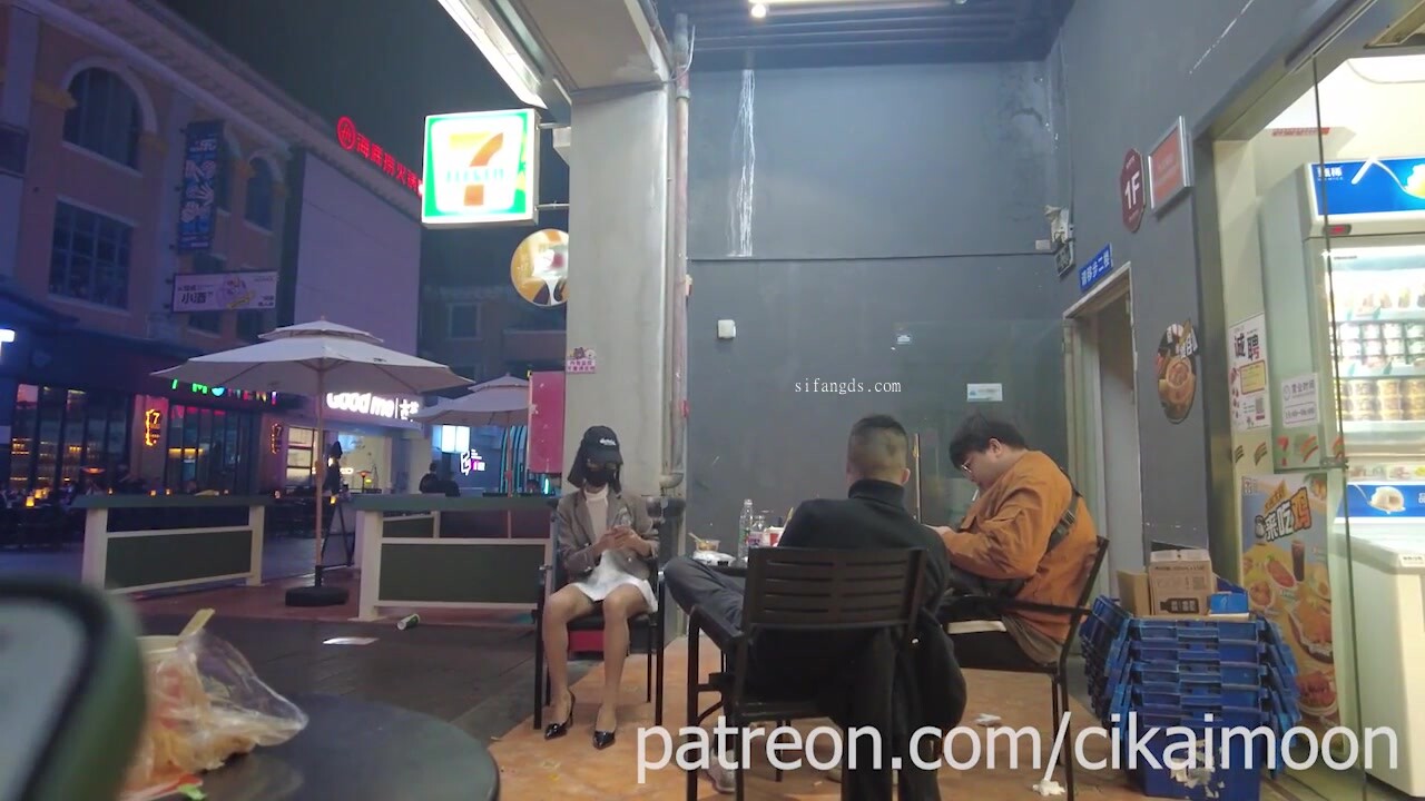 【cikaimoon】天花板露出狂人御姐最新作品完整版時長，人前全裸協閨蜜鄉間城市各種露出 (3)