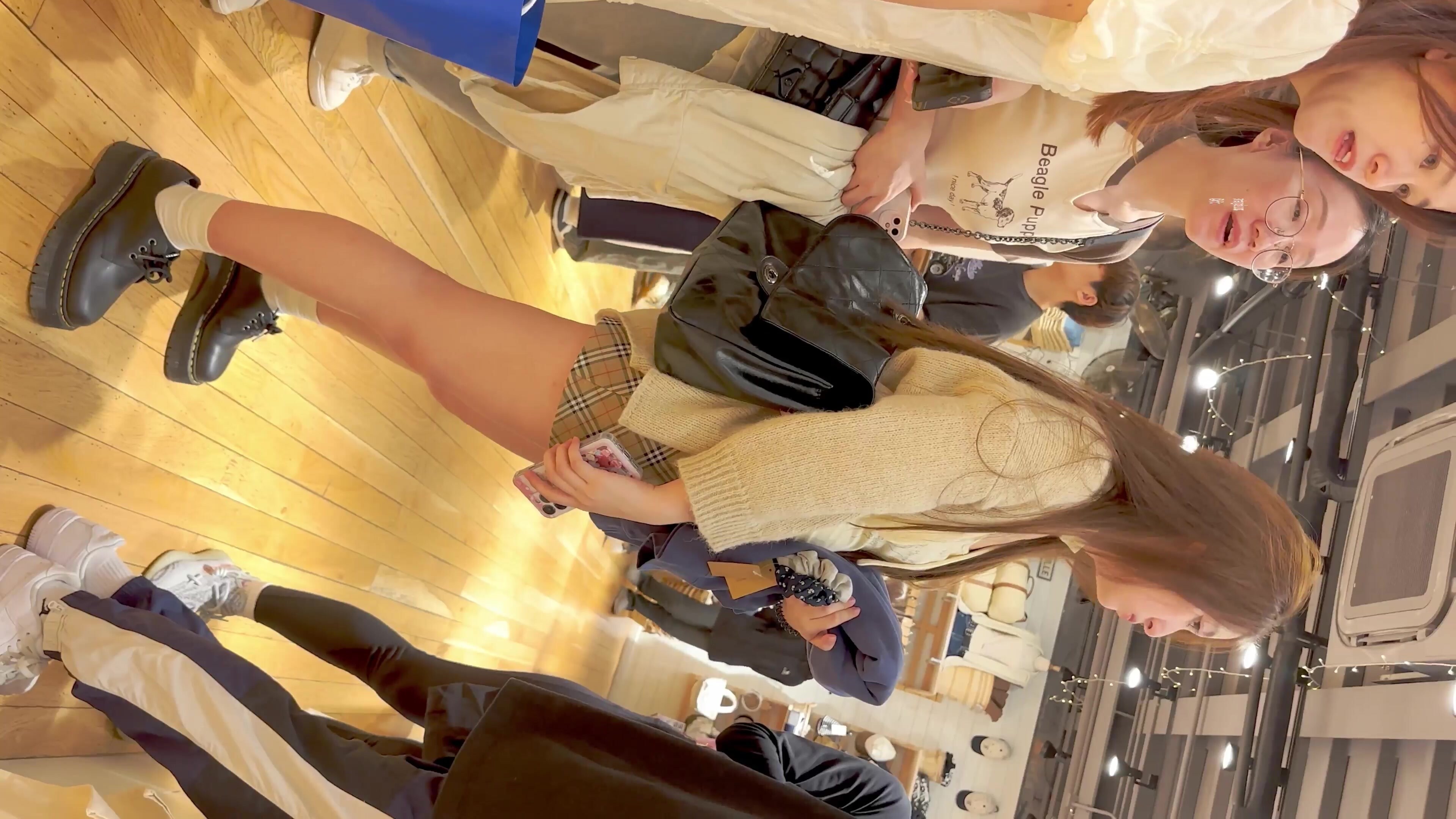 大神KCF十月新作商場尾隨偷拍碎花裙學生妹逛街·長相清秀身材不錯·白色內內格子短裙靚女白色內內前後CD