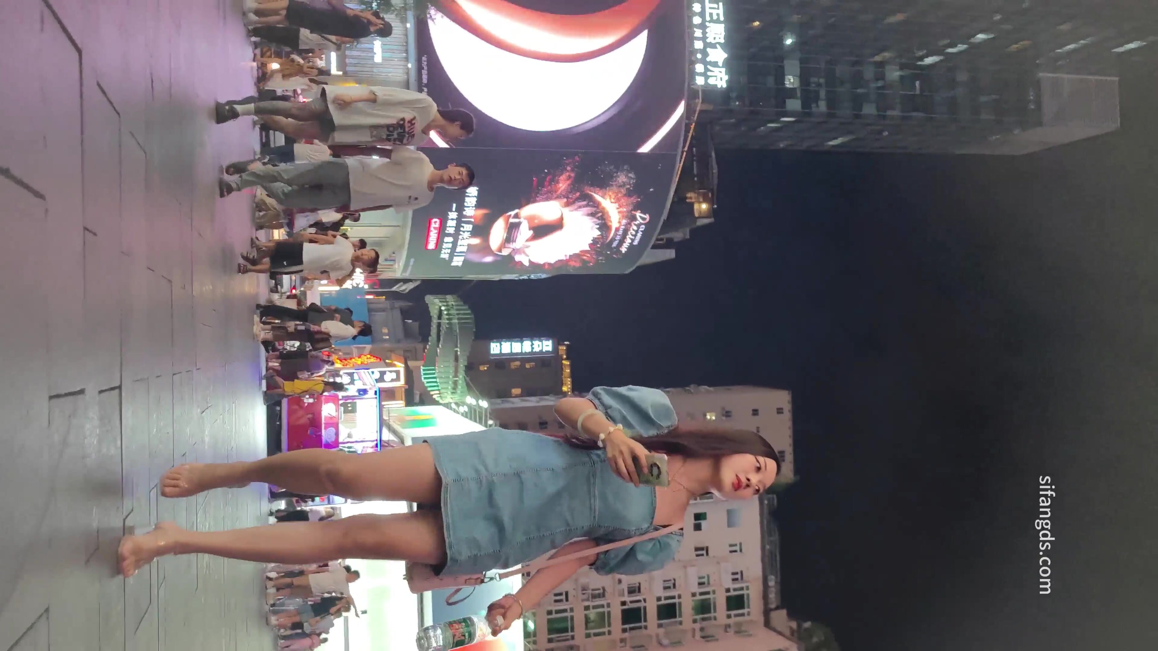 大神廣場一路尾隨偷拍藍色牛仔連衣裙美女趁她買東西撅著屁股抄底白色內褲