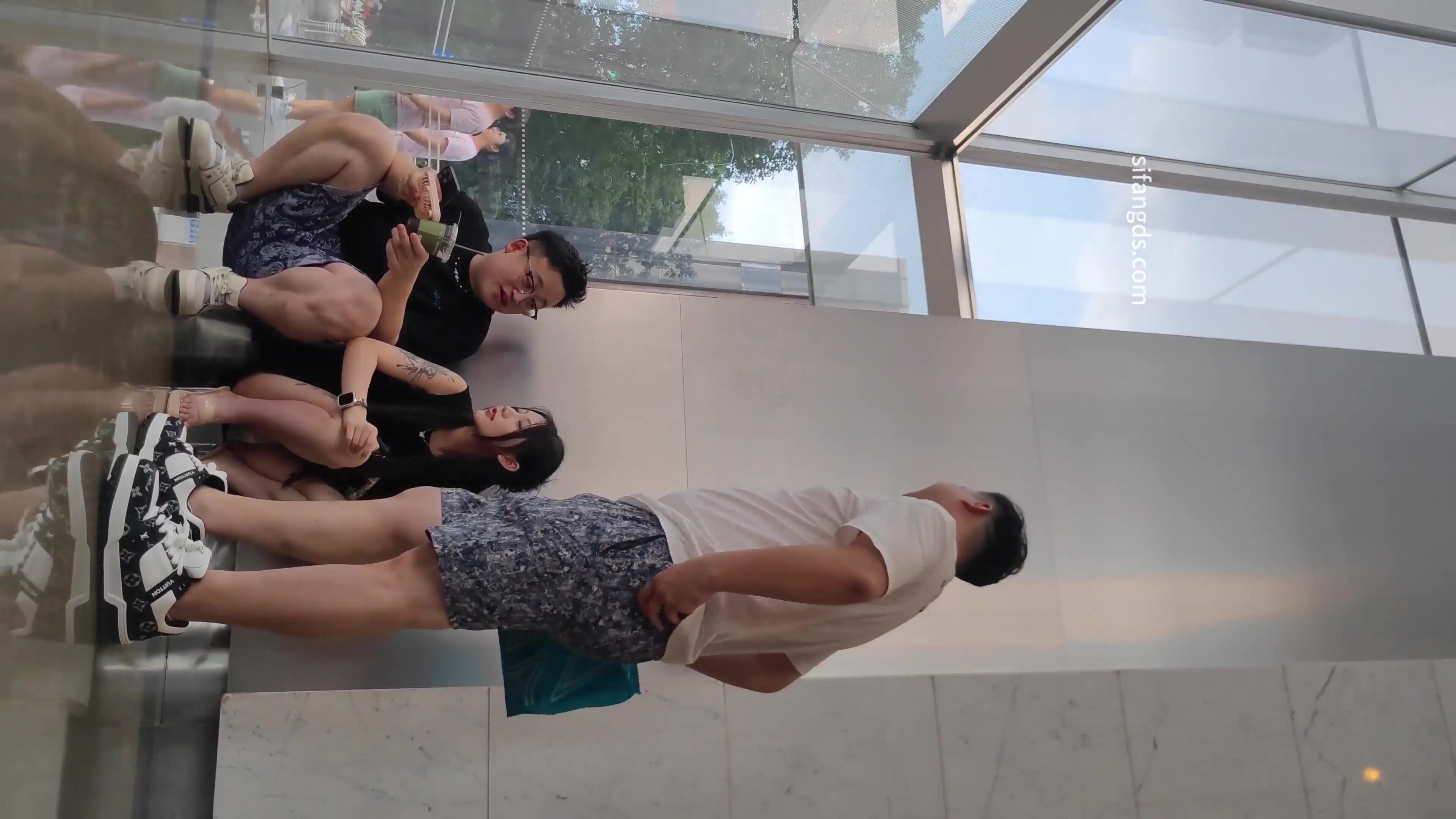 【CSCD】系列黑色連衣裙極品美女和朋友出來逛街累了蹲著休息被抄底完美撅著屁股的角度半透明內褲