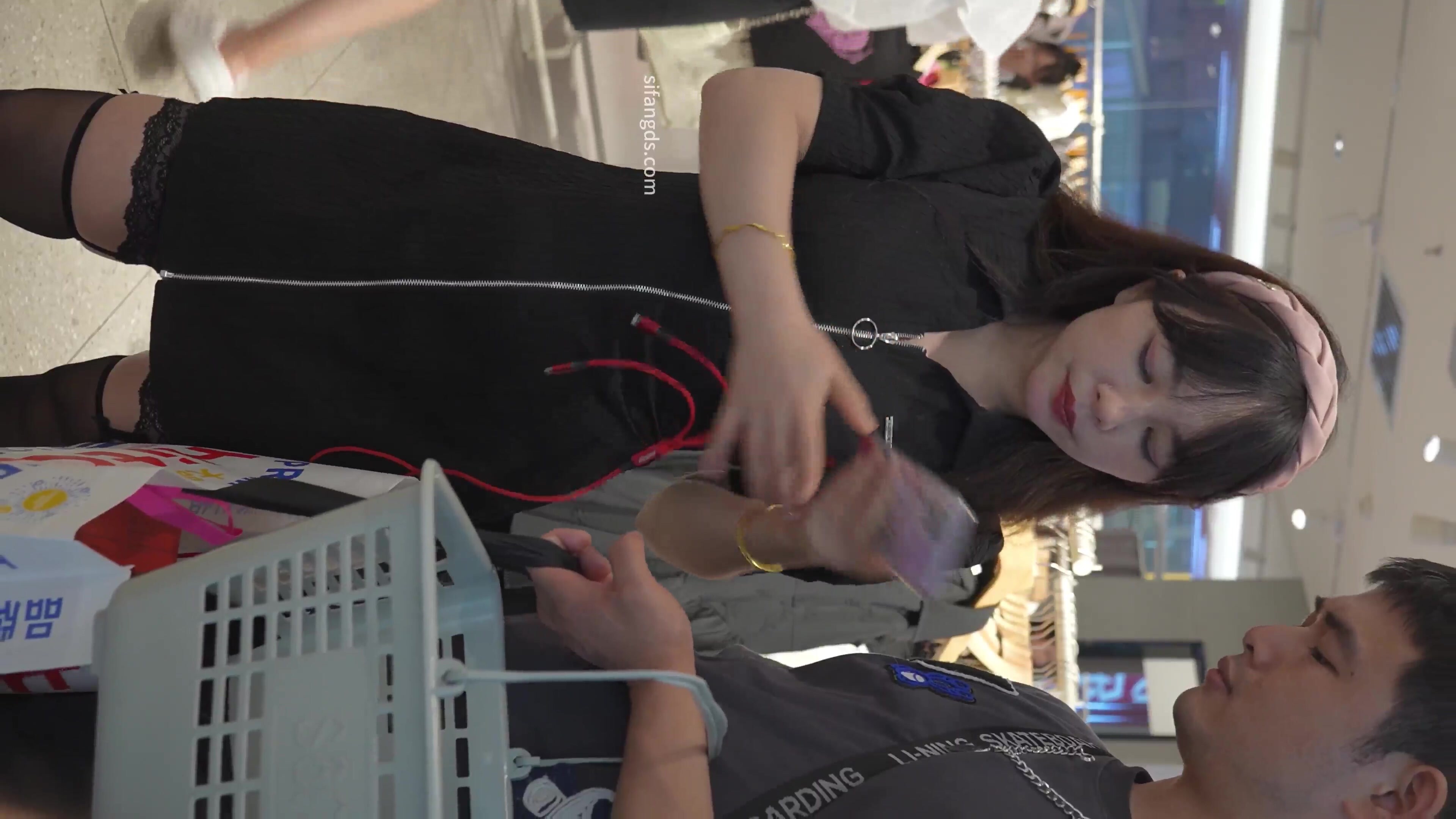 大神假期商圈尾隨偷拍各路性感美女群底風光包臀裙美女和朋友去酒吧警惕性很強沒想到居然沒穿內褲