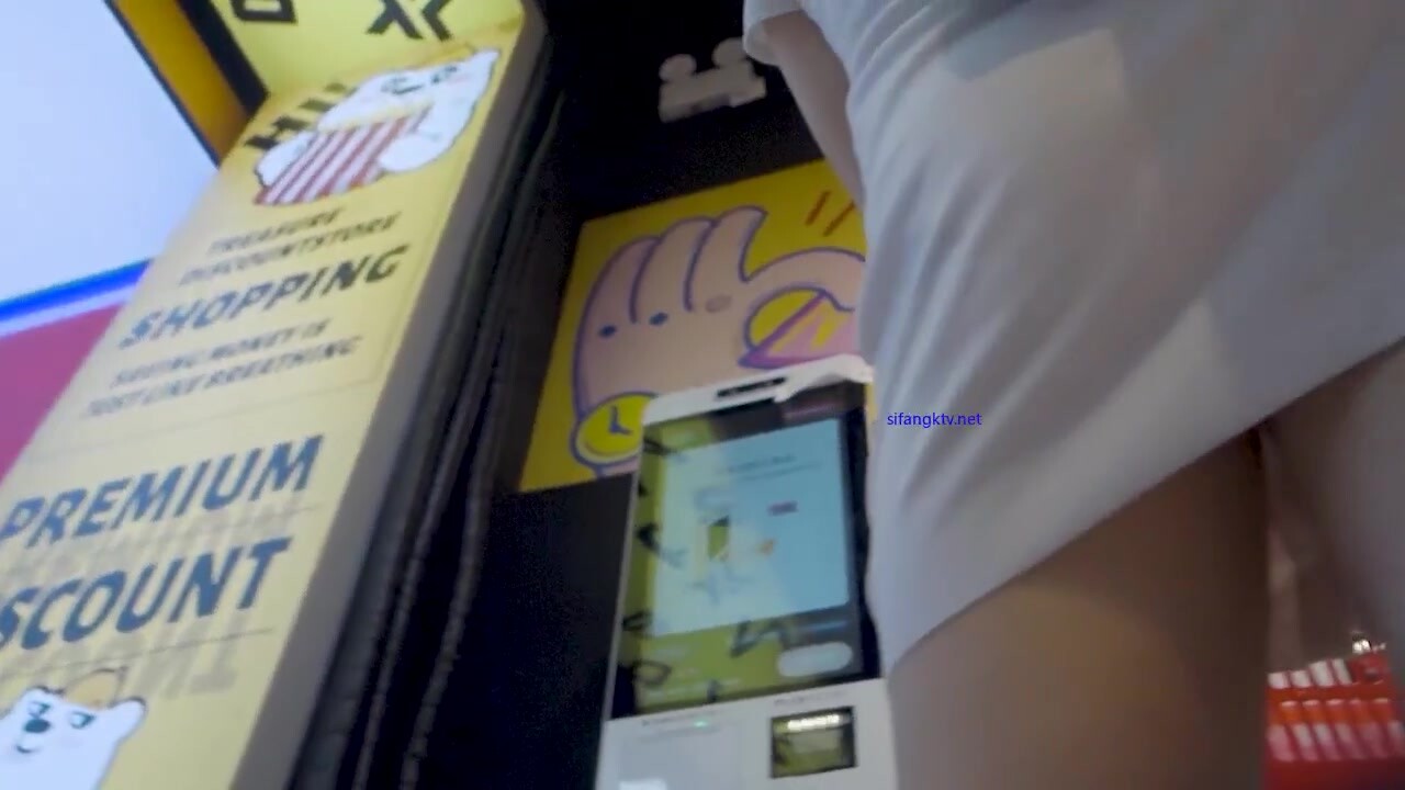 大神超市極限貼身近景抄底多位女性各種性感小內內勒出13縫 (1)