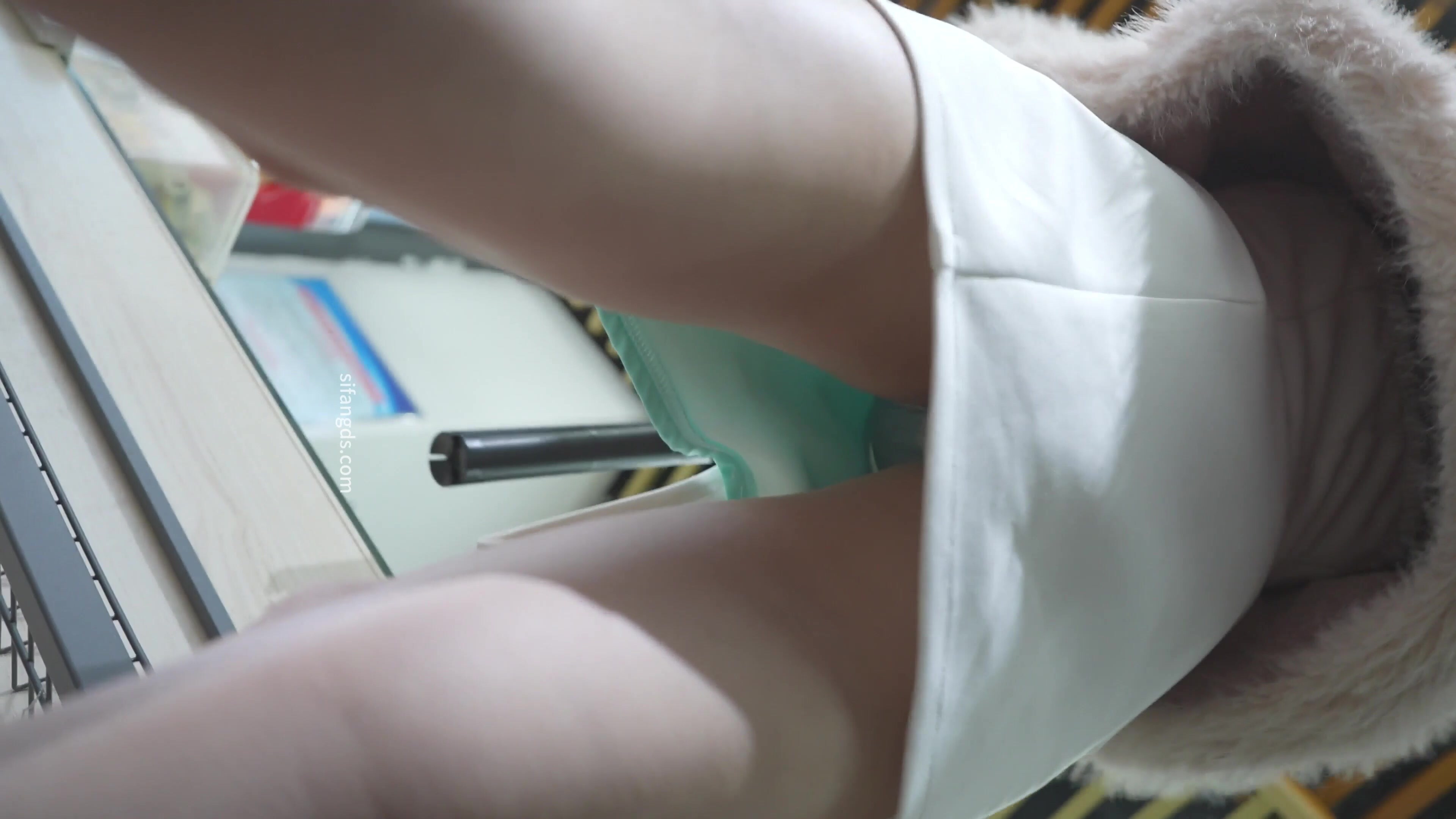 系列展會偶遇長腿車模上前CD小姐姐竟然沒穿安全褲淺藍色微透窄內正面露黑色勒出B痕跡